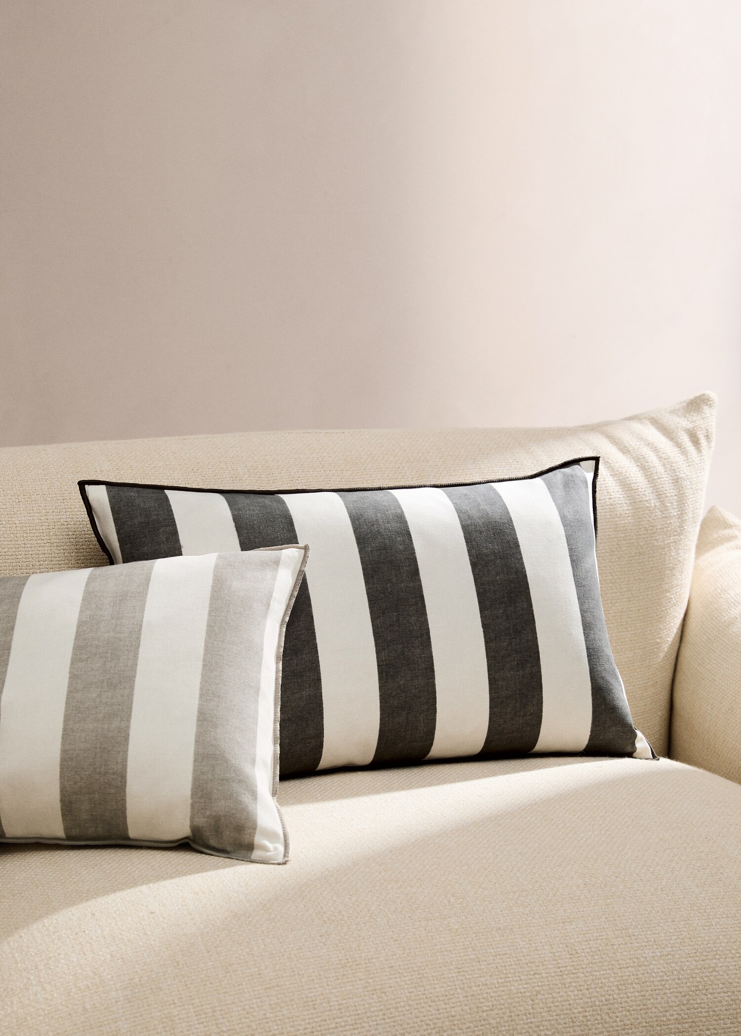 Cotton cushion cover with thick stripes and overlock stitching 40x60 cm - General plane