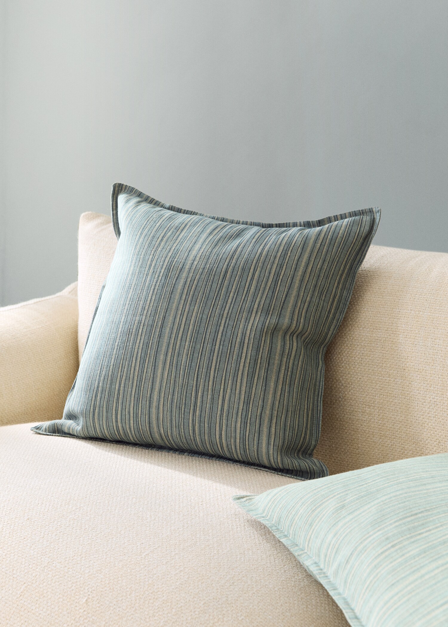 Linen-cotton cushion cover with thin stripes 50 x 50 cm - General plane