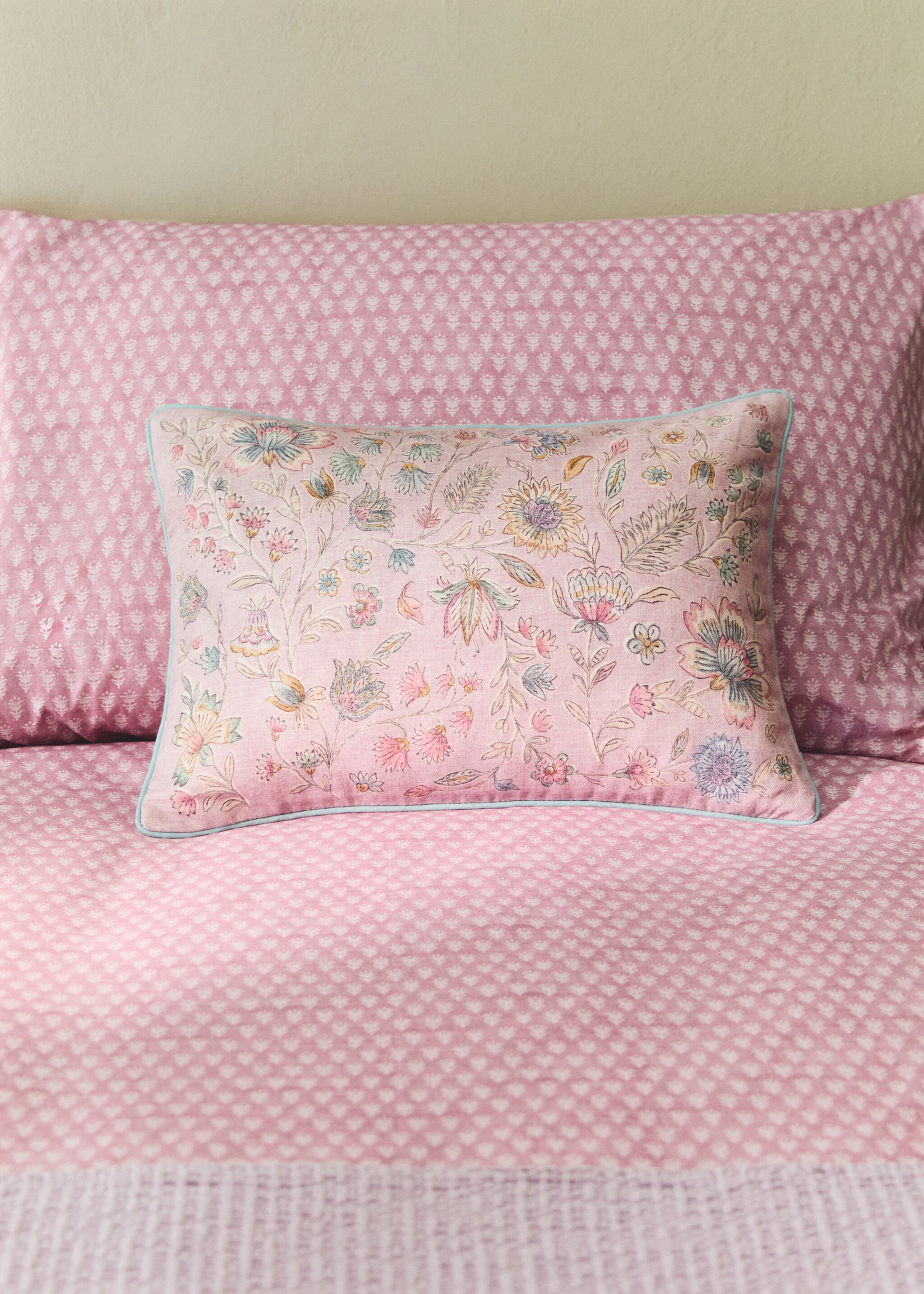 Children's cushion cover in cotton-linen blend with floral design 30x40 - General plane, Lilac. Ref: 27003389-00.