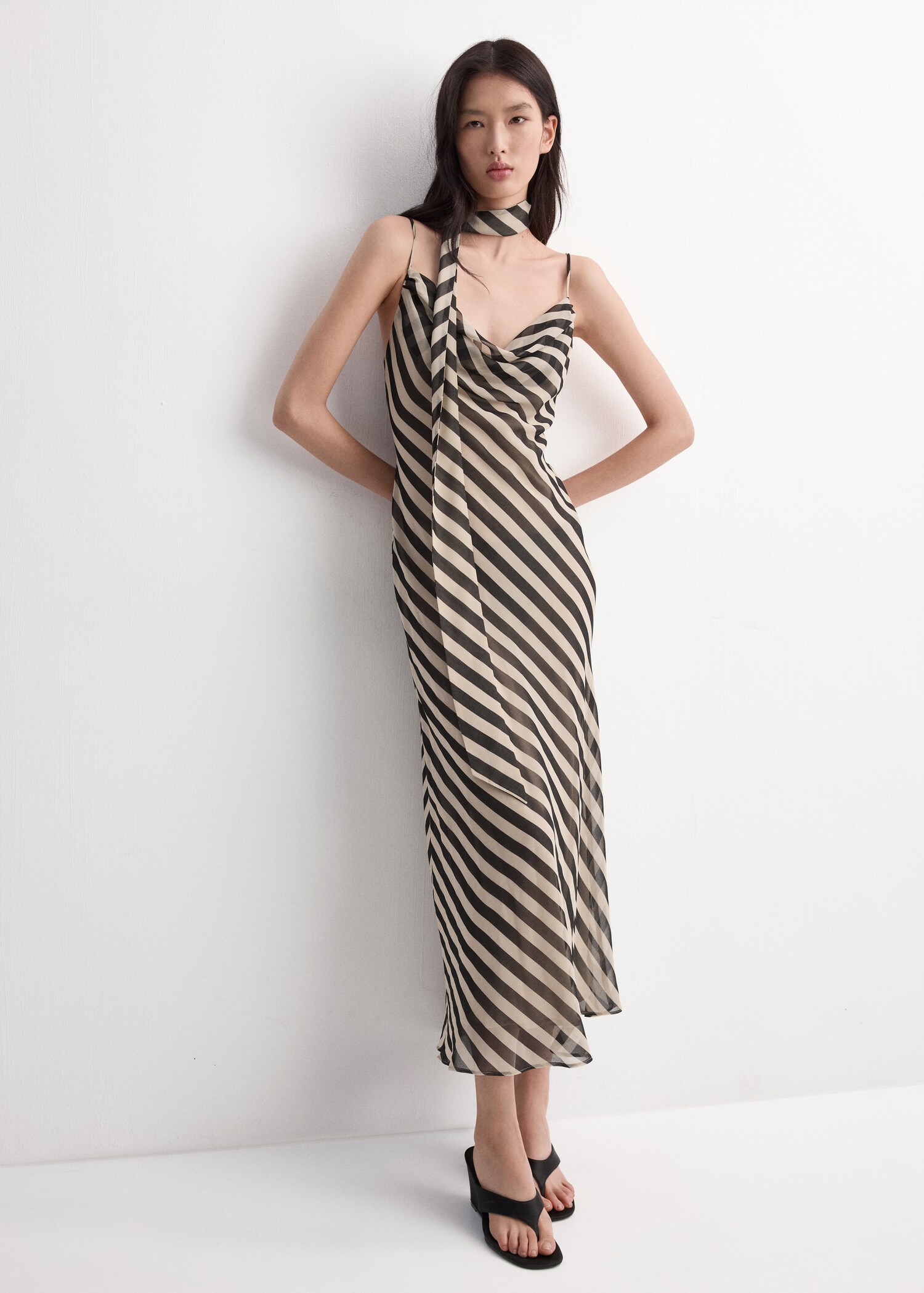 Printed dress with foulard - General plane