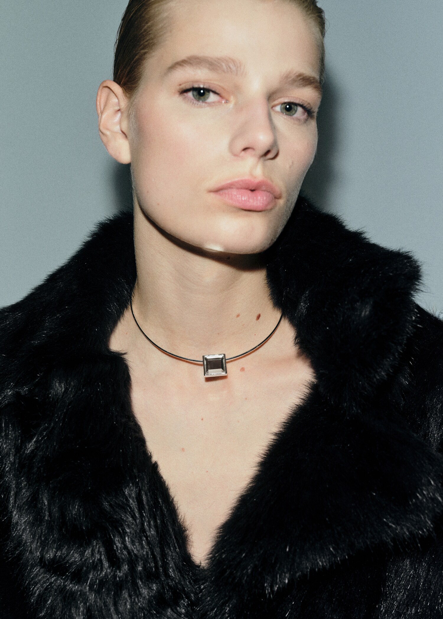 Colar rígido com conta de cristal - Plano geral