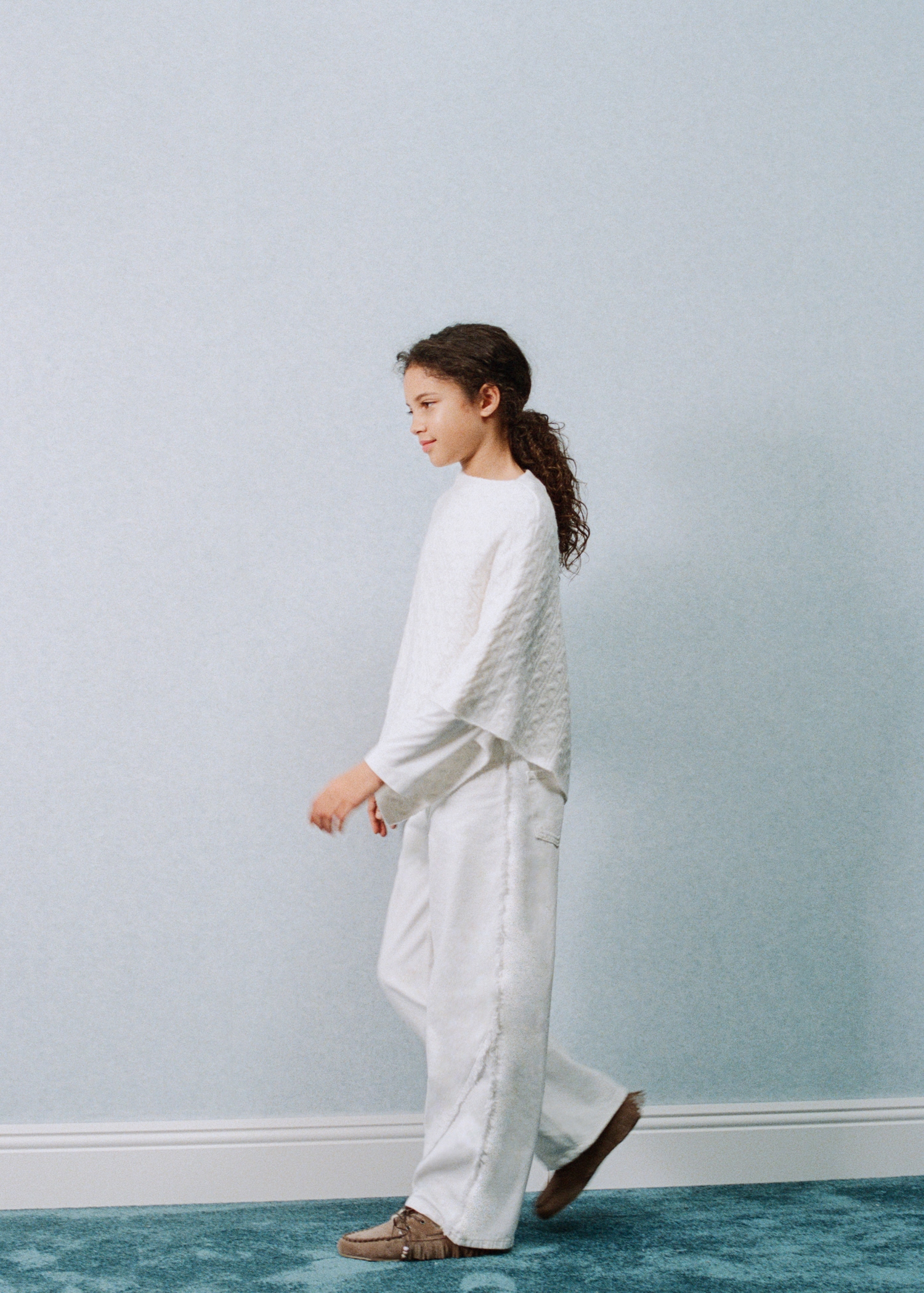 Wide leg jeans with decorative stitching - General plane