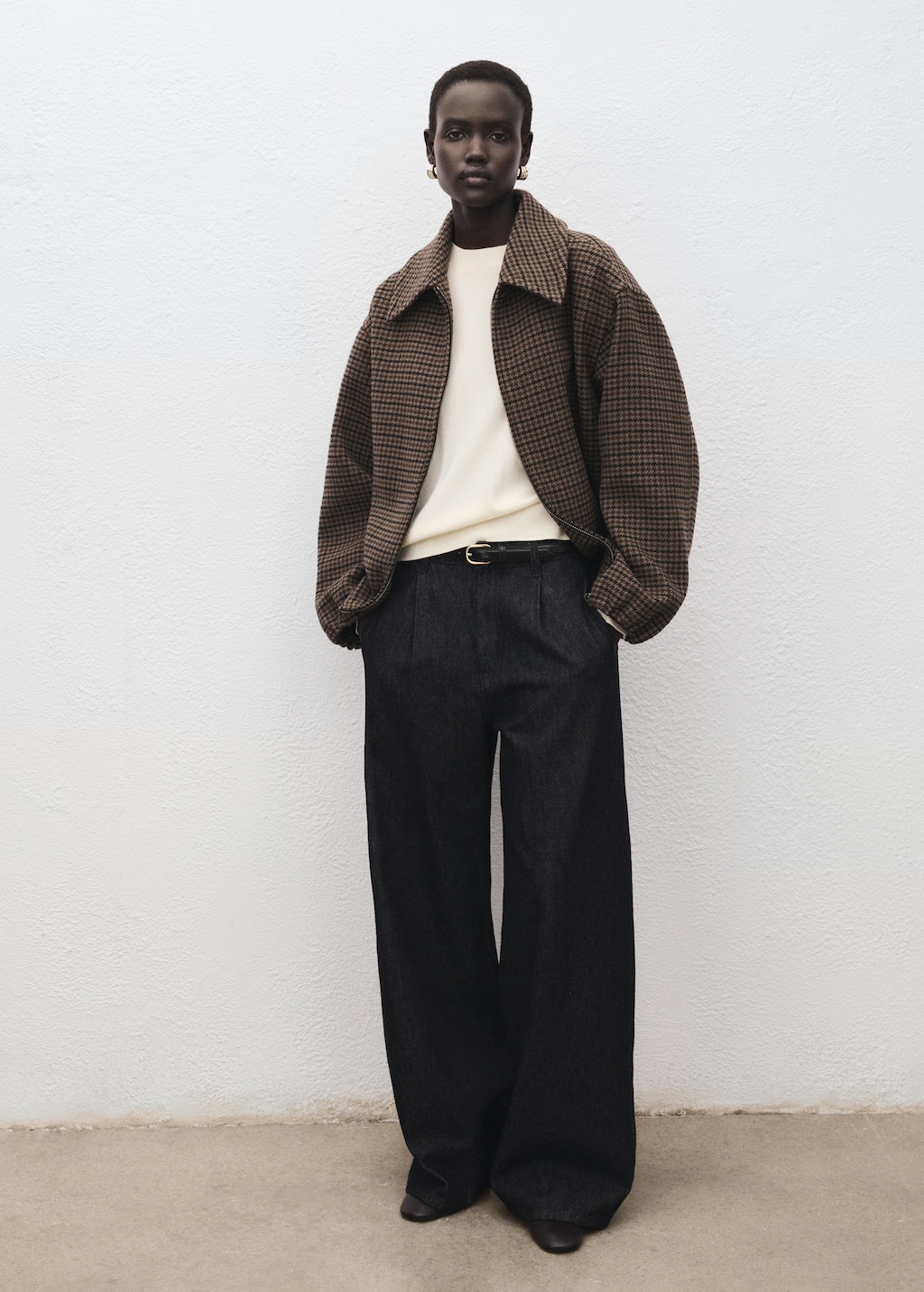 Round-neck knitted sweater