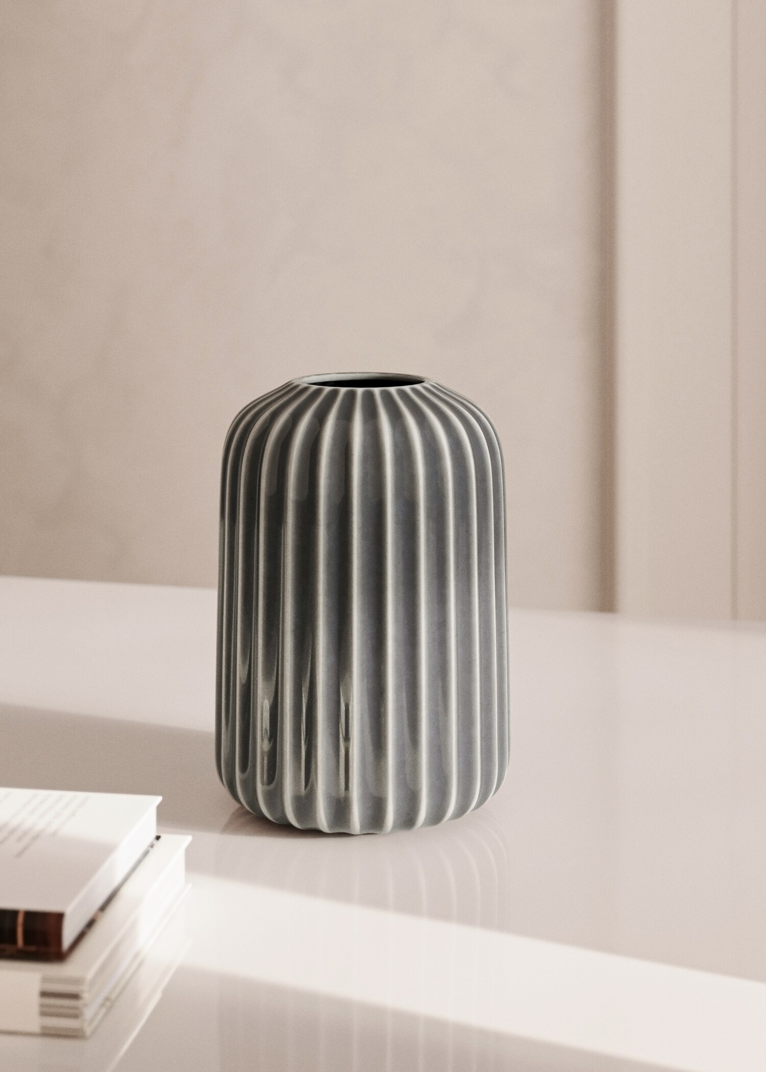 Niedrige Steingutvase mit Linien - Allgemeine Ansicht