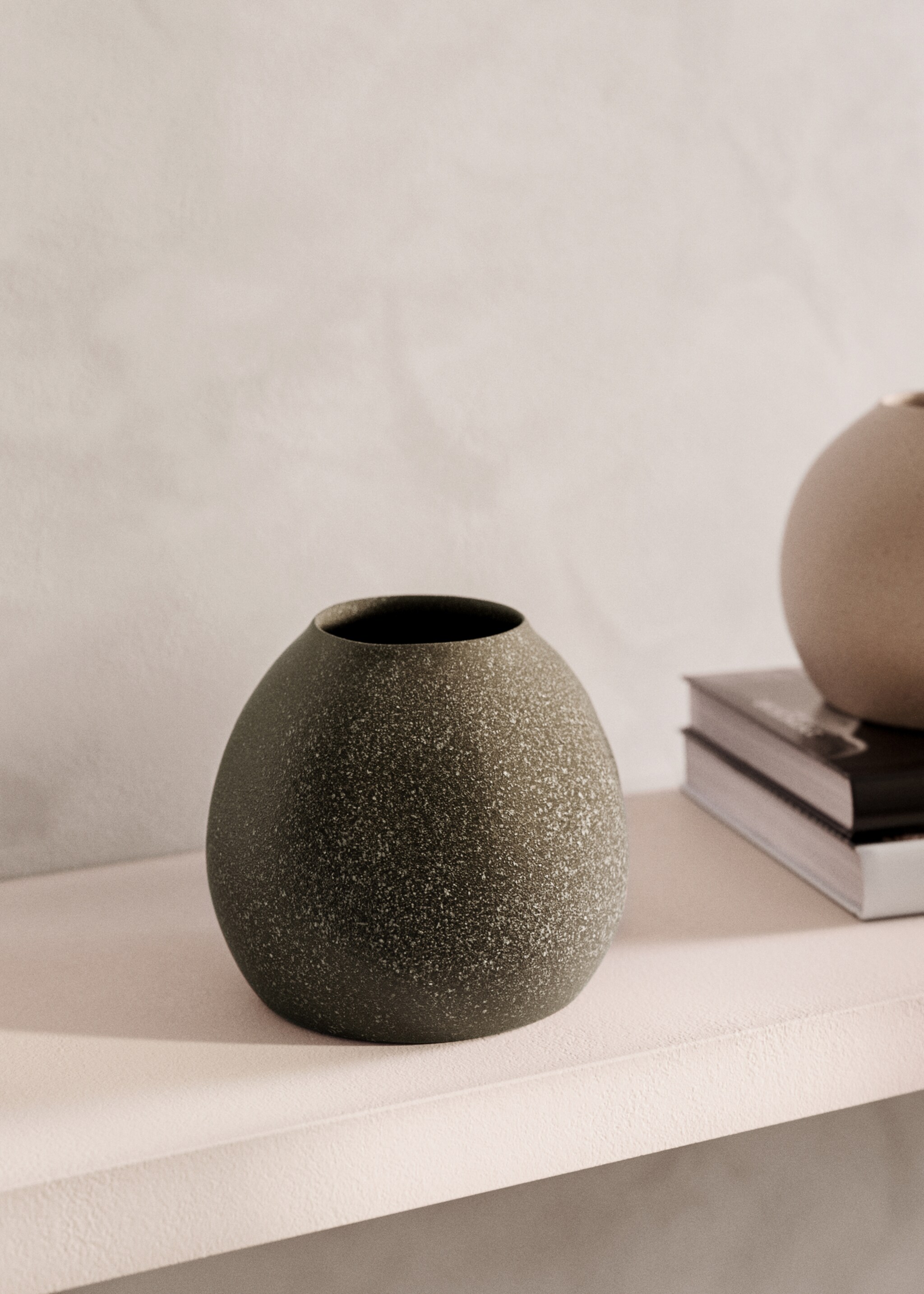 Irregular ceramic vase - General plane, Coffee. Ref: 27011527-00.