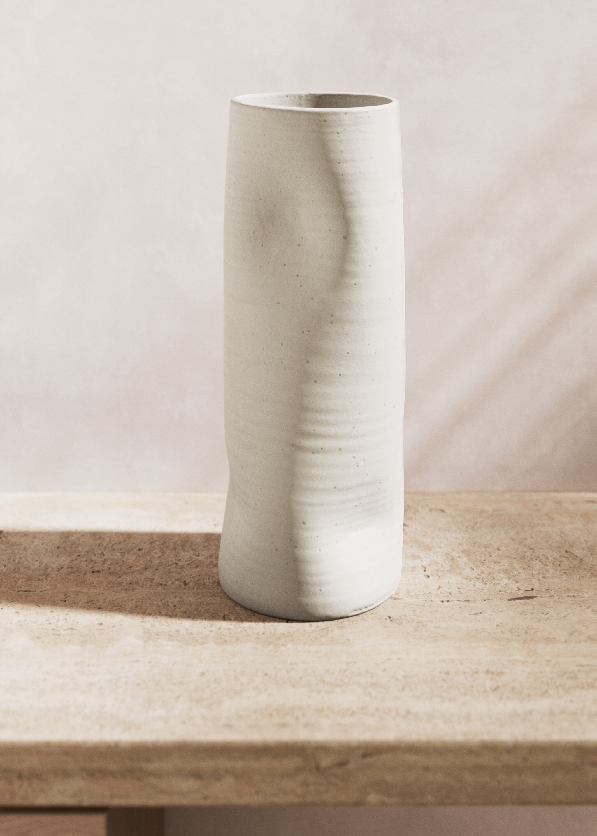 Grand vase irrégulier - Plan général, Écru. Ref: 27011530-00.