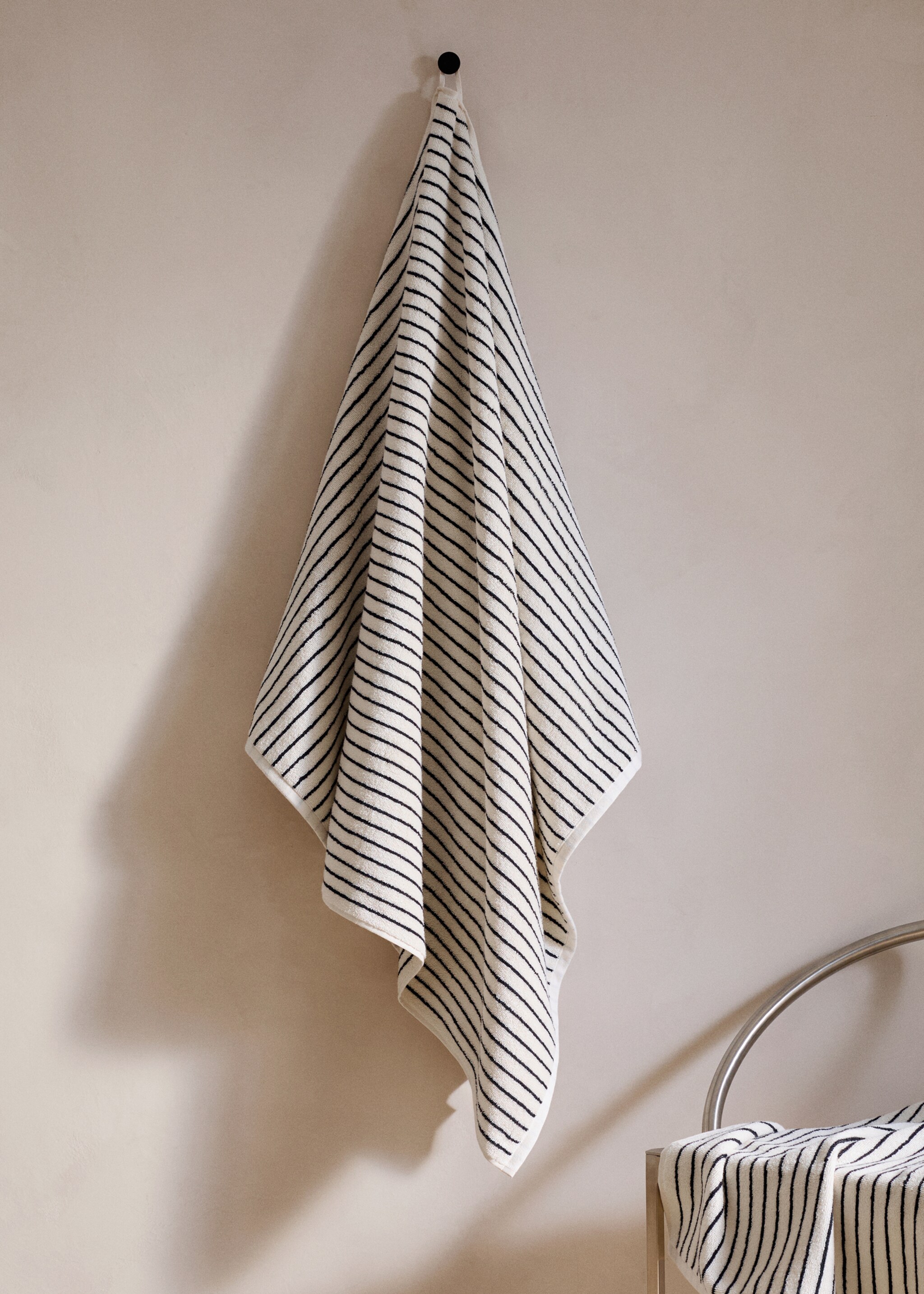 Toalla baño algodón raya bicolor - Plano general, Blanco roto. Ref: 27011535-00.