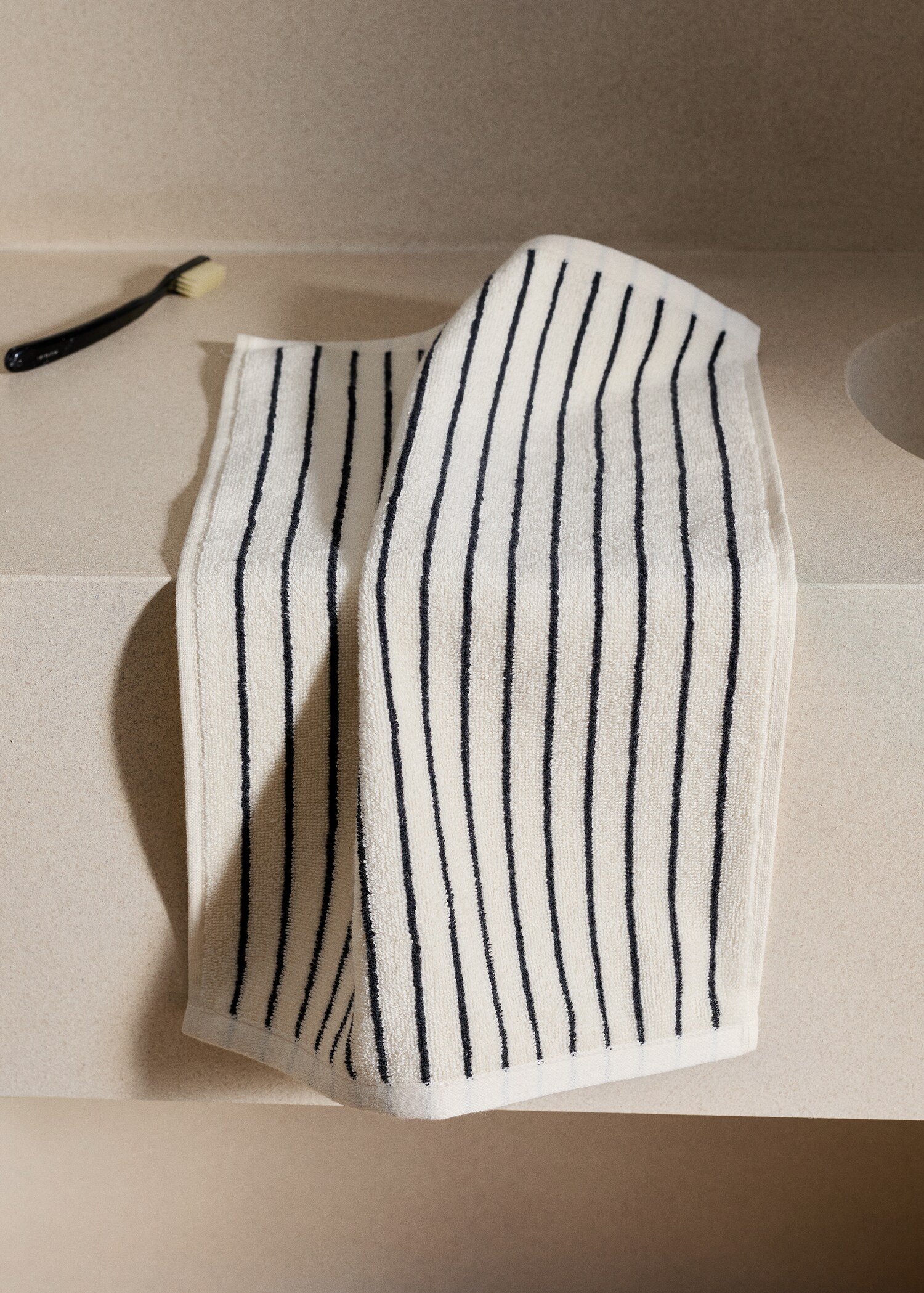 Cotton towel with two-tone stripes - General plane