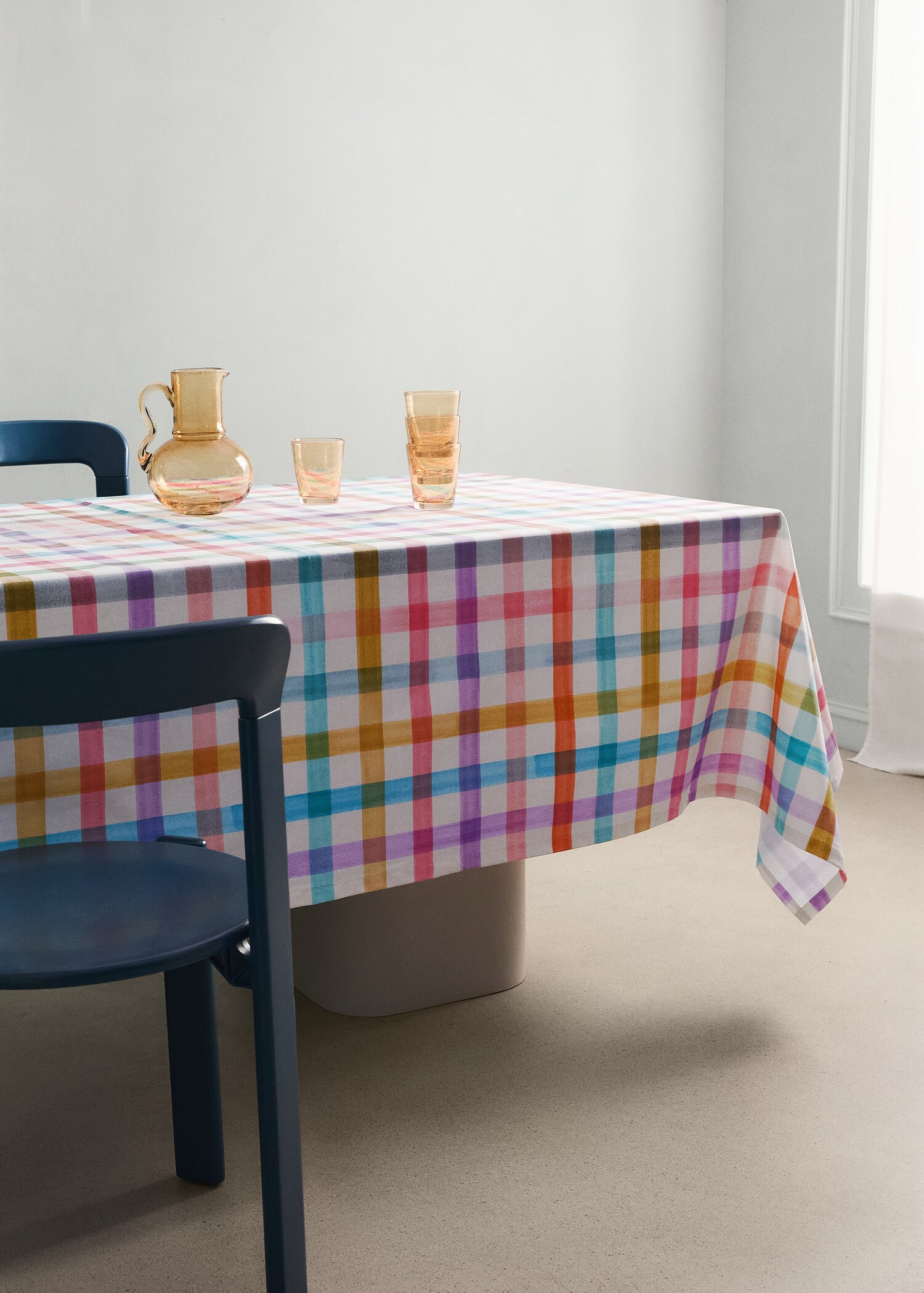 Resin-coated round tablecloth with brushstroke stripe effect - General plane