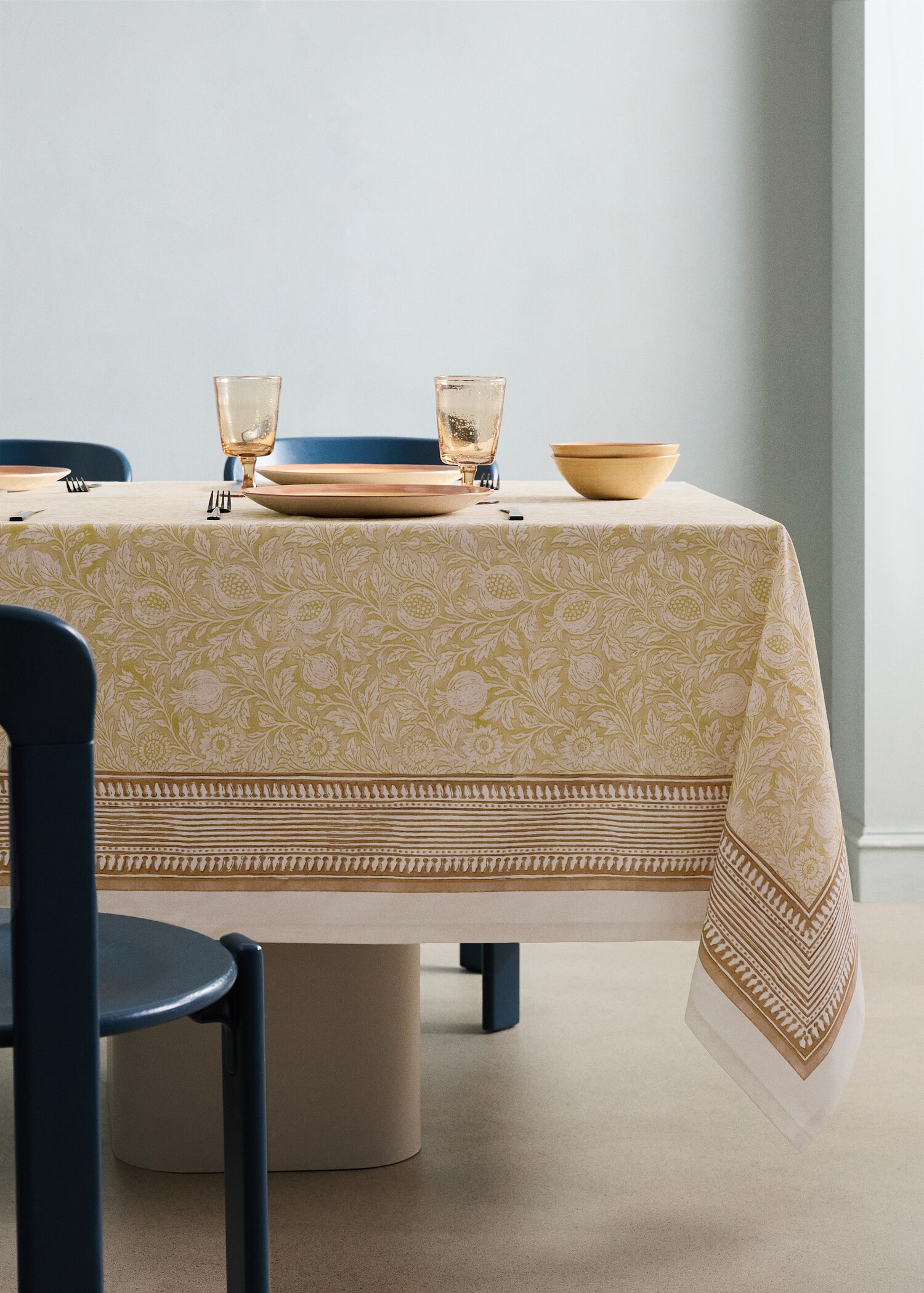 Blockprint style cotton tablecloth for 6 to 8 guests - General plane