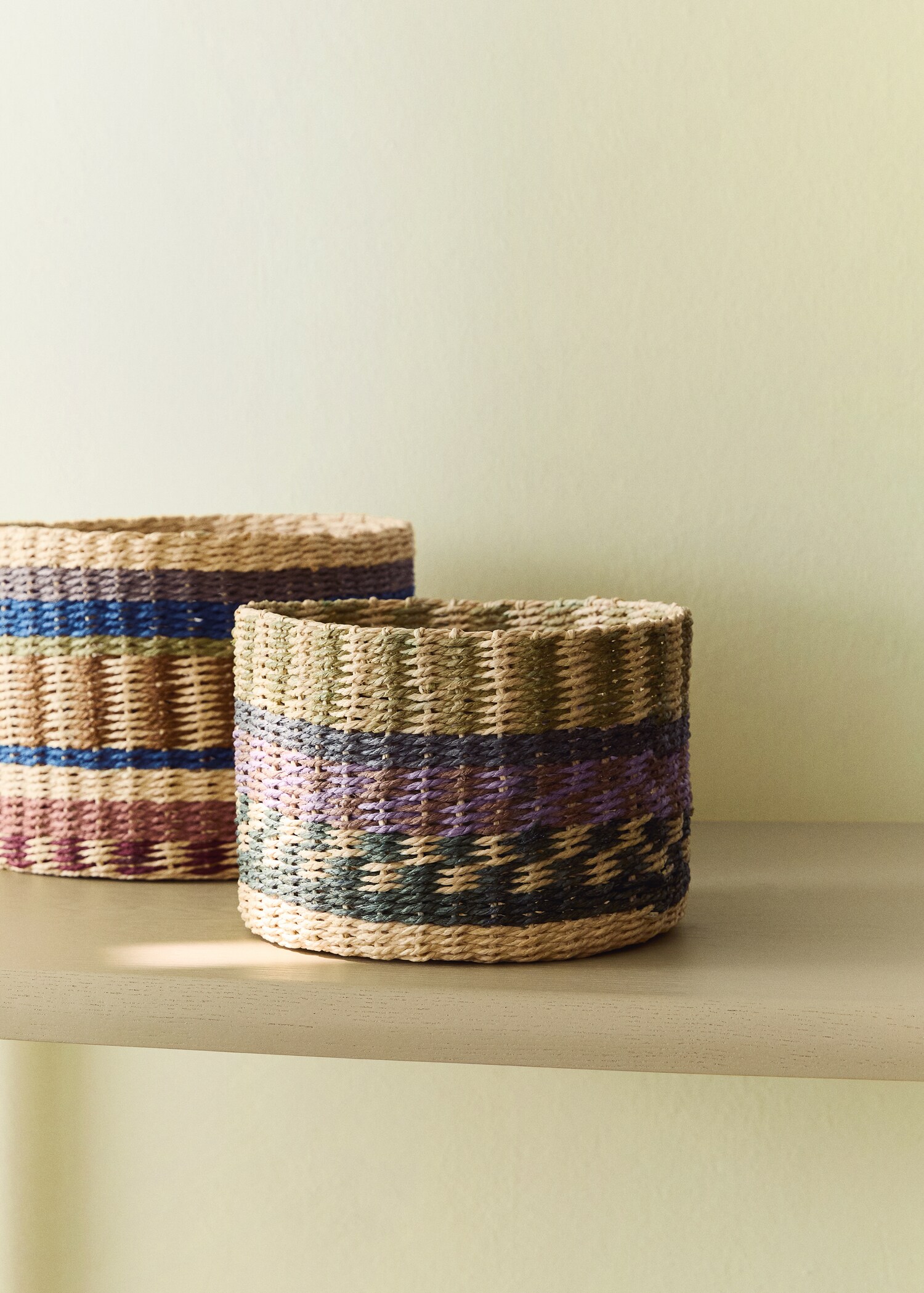 Small circular basket with colourful pattern - General plane