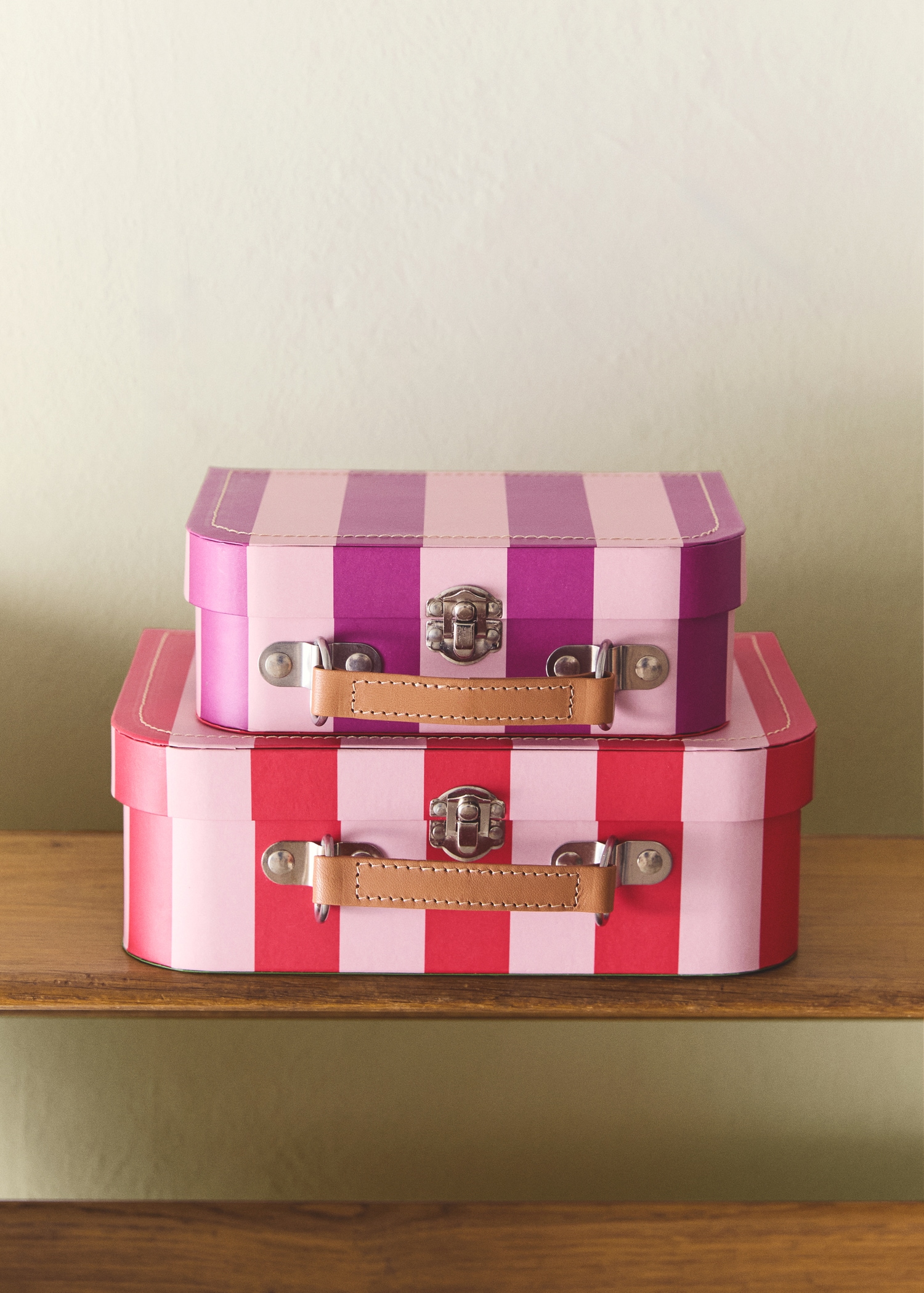 Kleiner Kinderkoffer aus Papier, gestreift - Allgemeine Ansicht