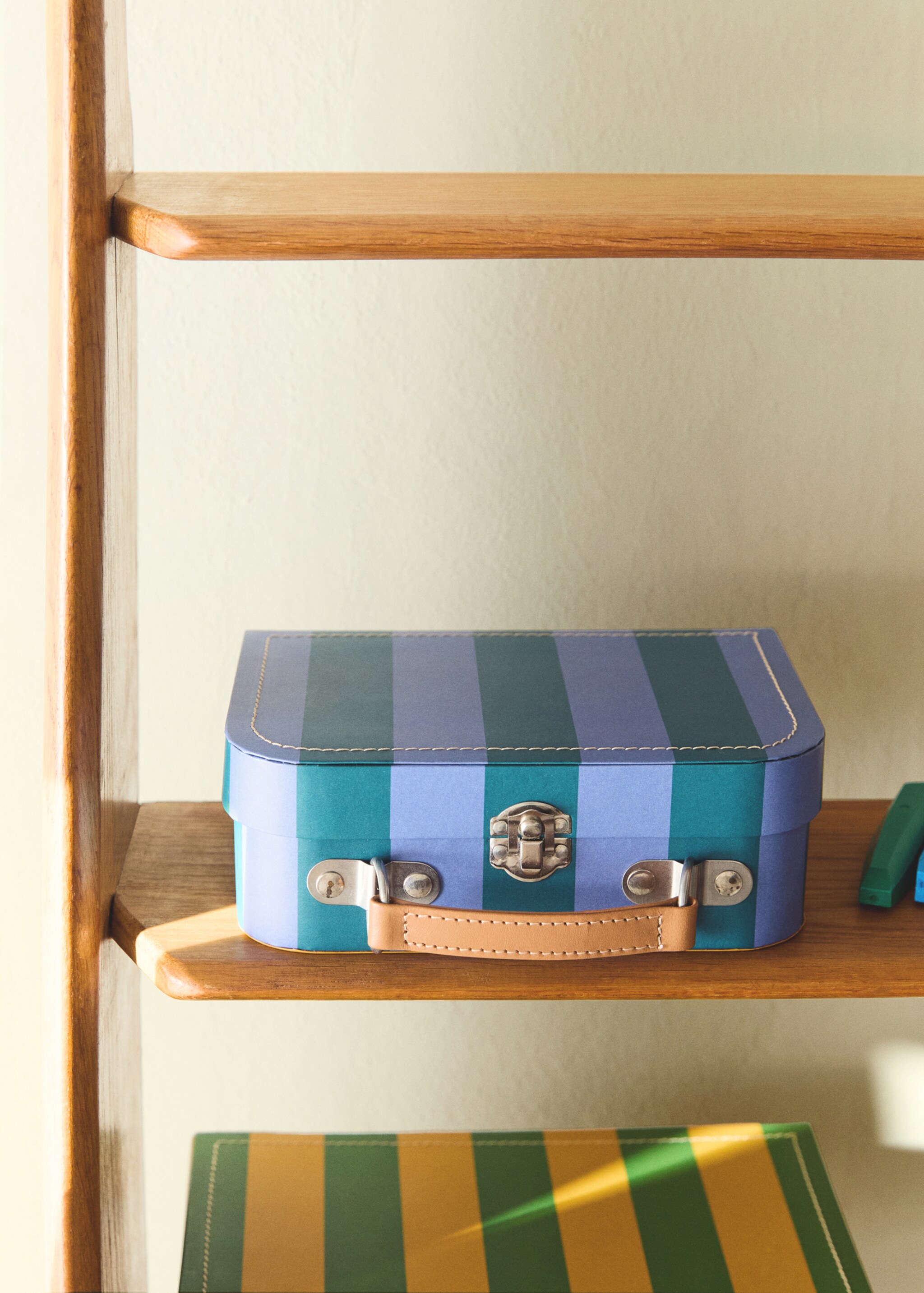 Mittelgroßer Kinderkoffer aus Papier, gestreift - Allgemeine Ansicht, Blau. Ref: 27012910-00.