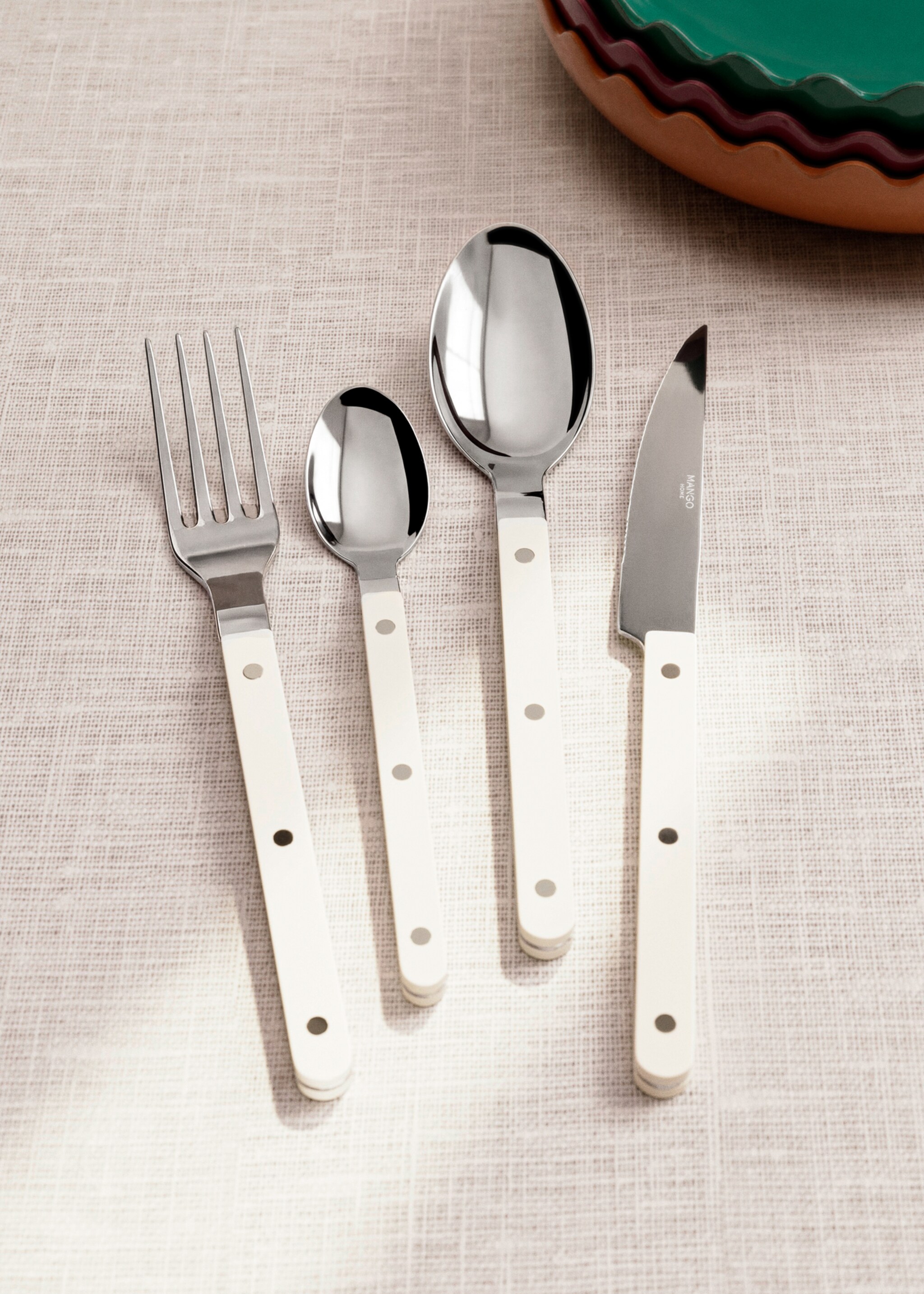 Stainless steel cutlery set with resin handles - General plane, White. Ref: 27012922-00.