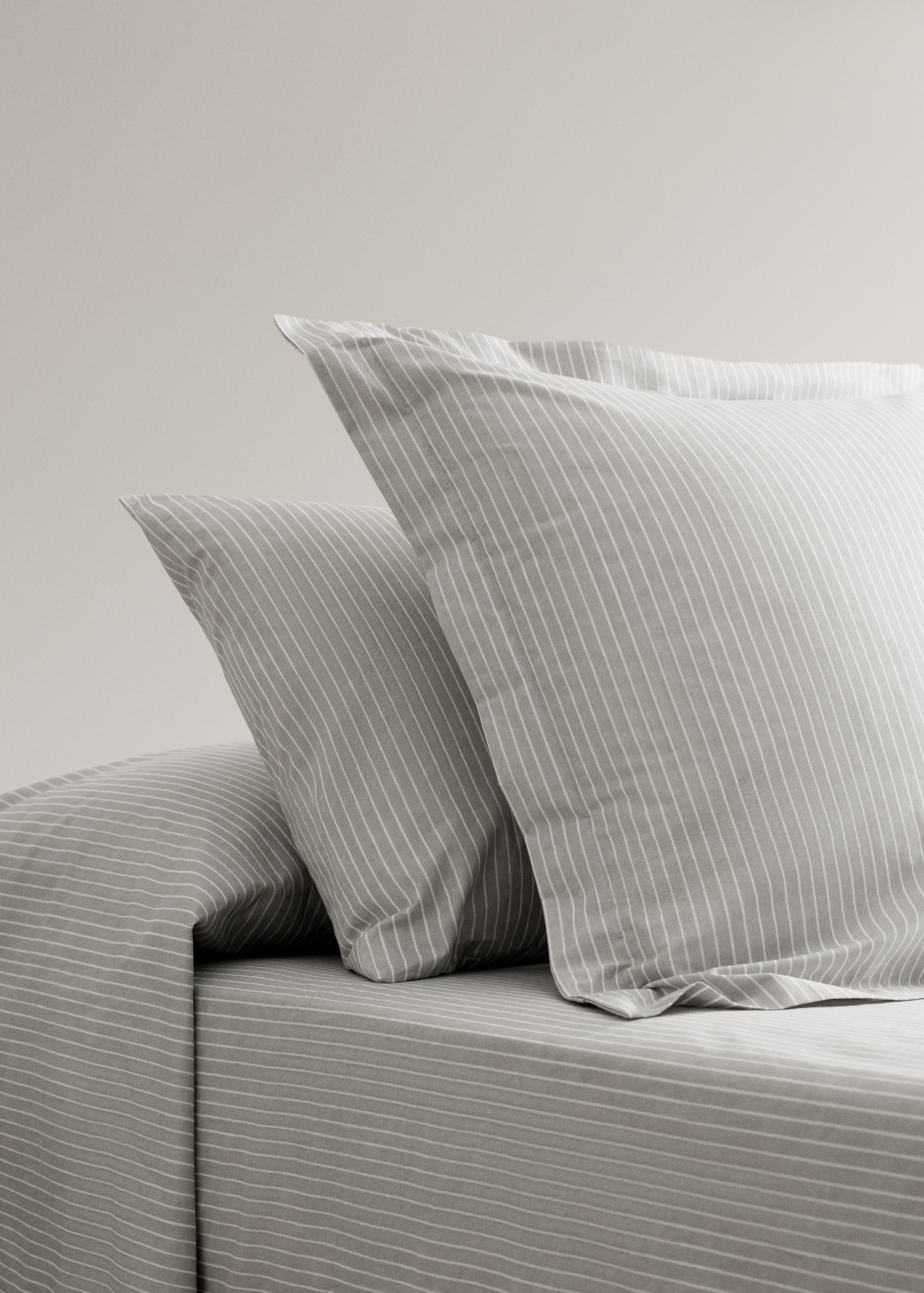 Δύο μαξιλαροθήκες από βαμβακερό περκάλι με ρίγες 60x60 εκ. - Γενικό πλάνο