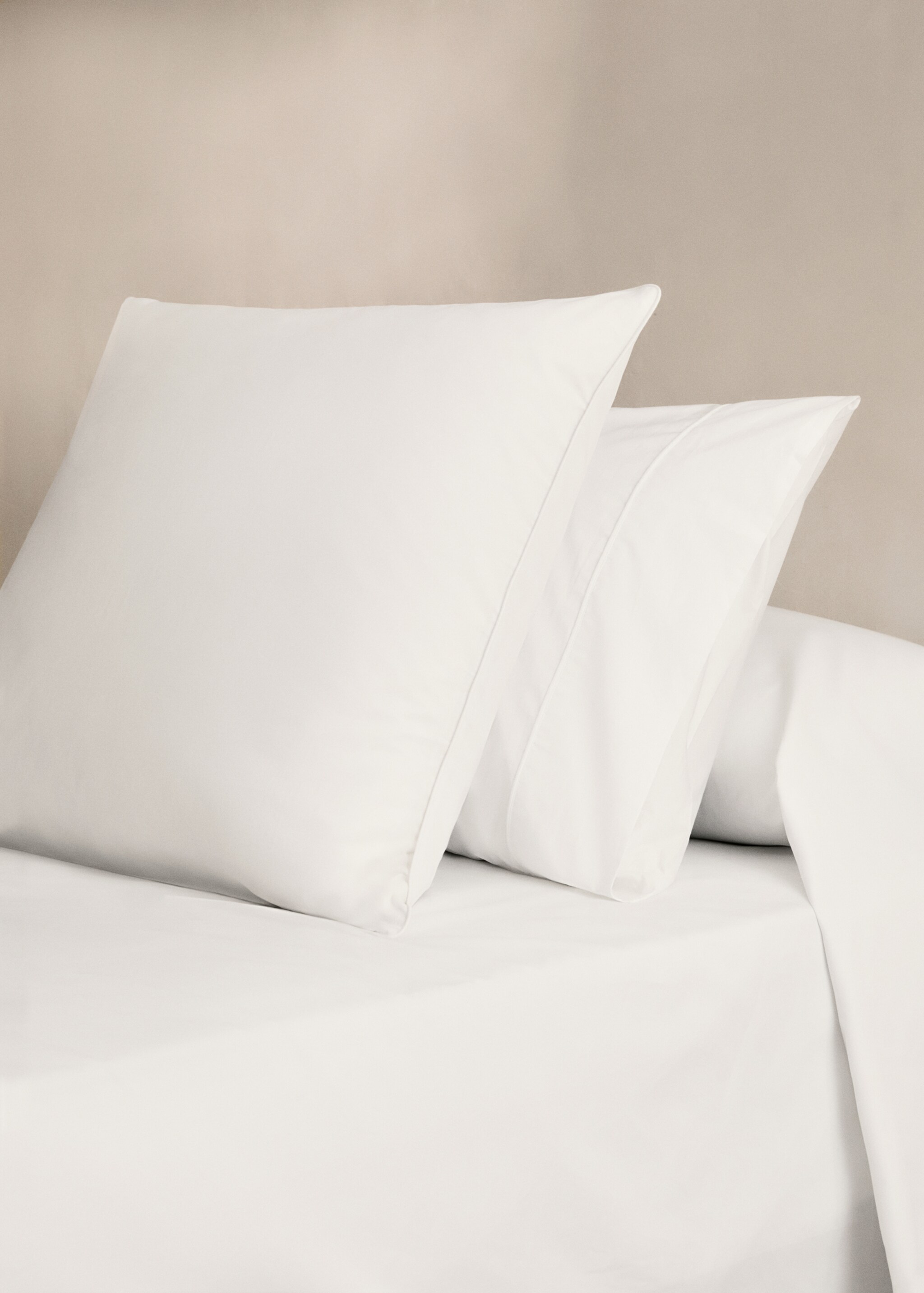Two 500-thread count cotton percale pillowcases with rounded piping detail 60x60 cm - General plane, White. Ref: 27012942-00.