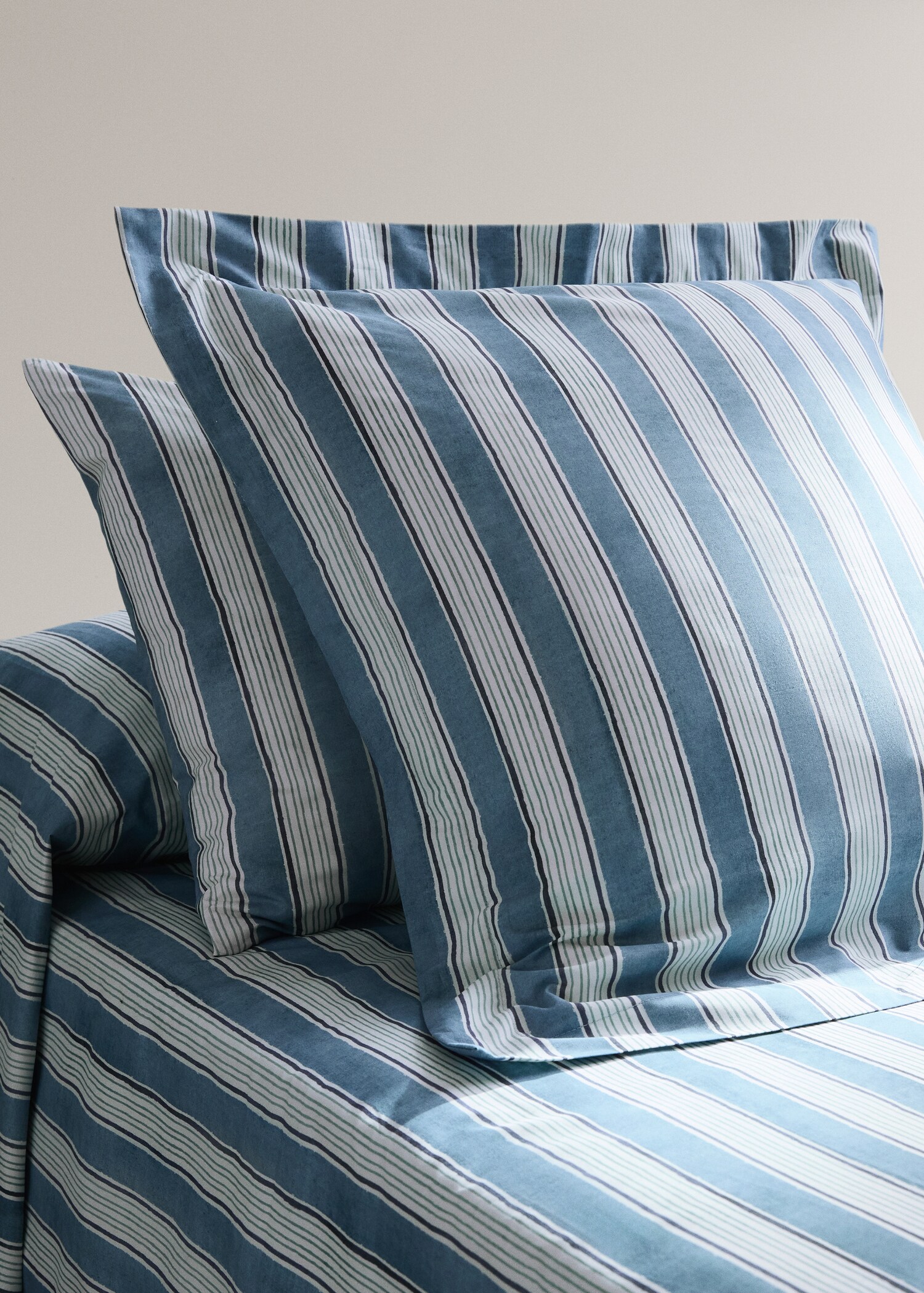 Two wide stripe watercolour pillow covers 50x75 cm - General plane