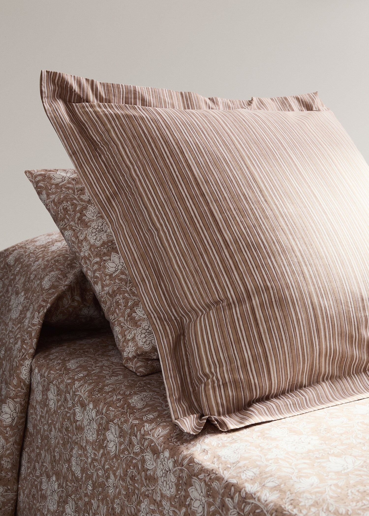 Two pillowcases with fine stripe pattern 60x60 cm - General plane