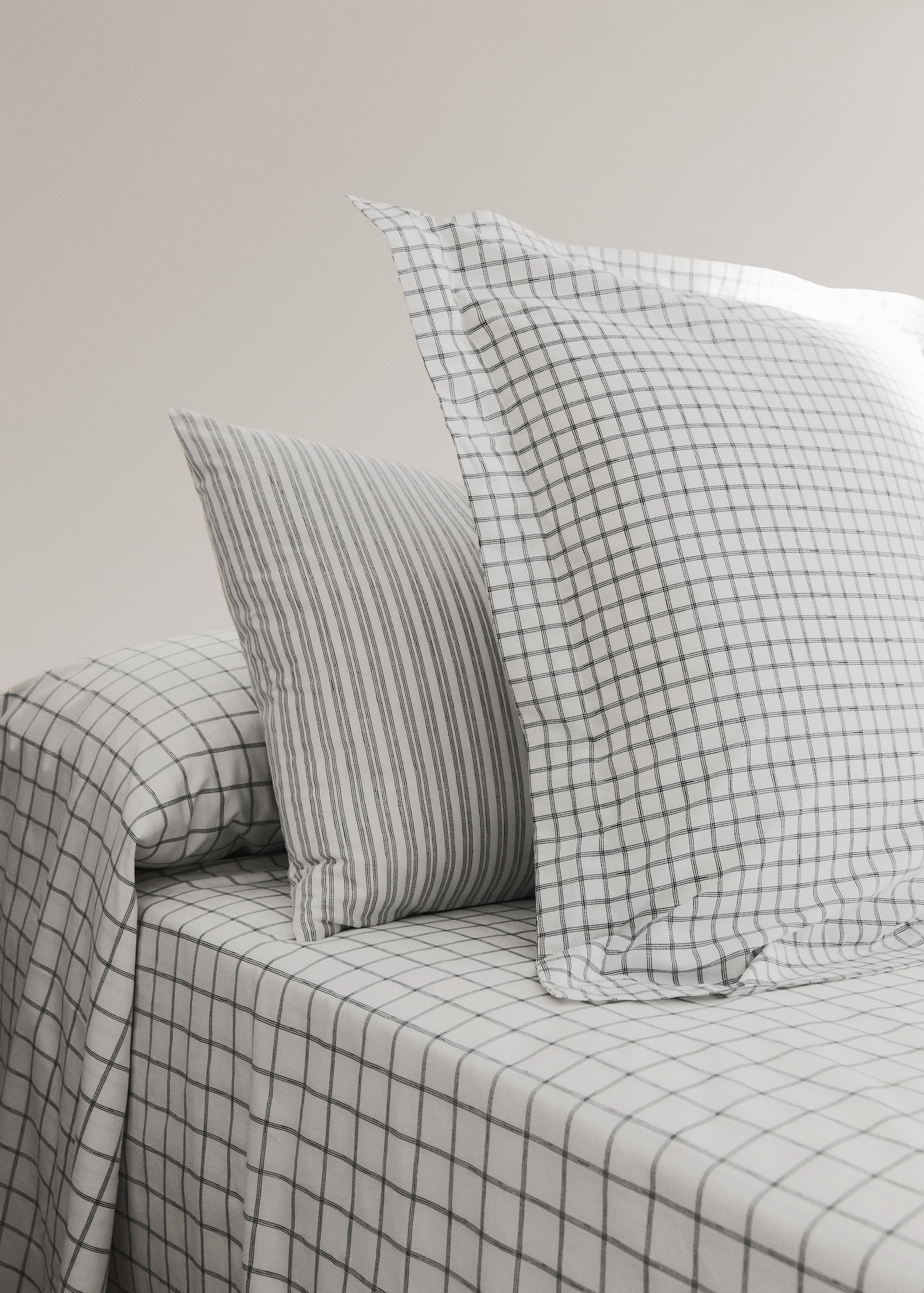 Dos fundas almohada percal cuadros 60x60 cm - Plano general