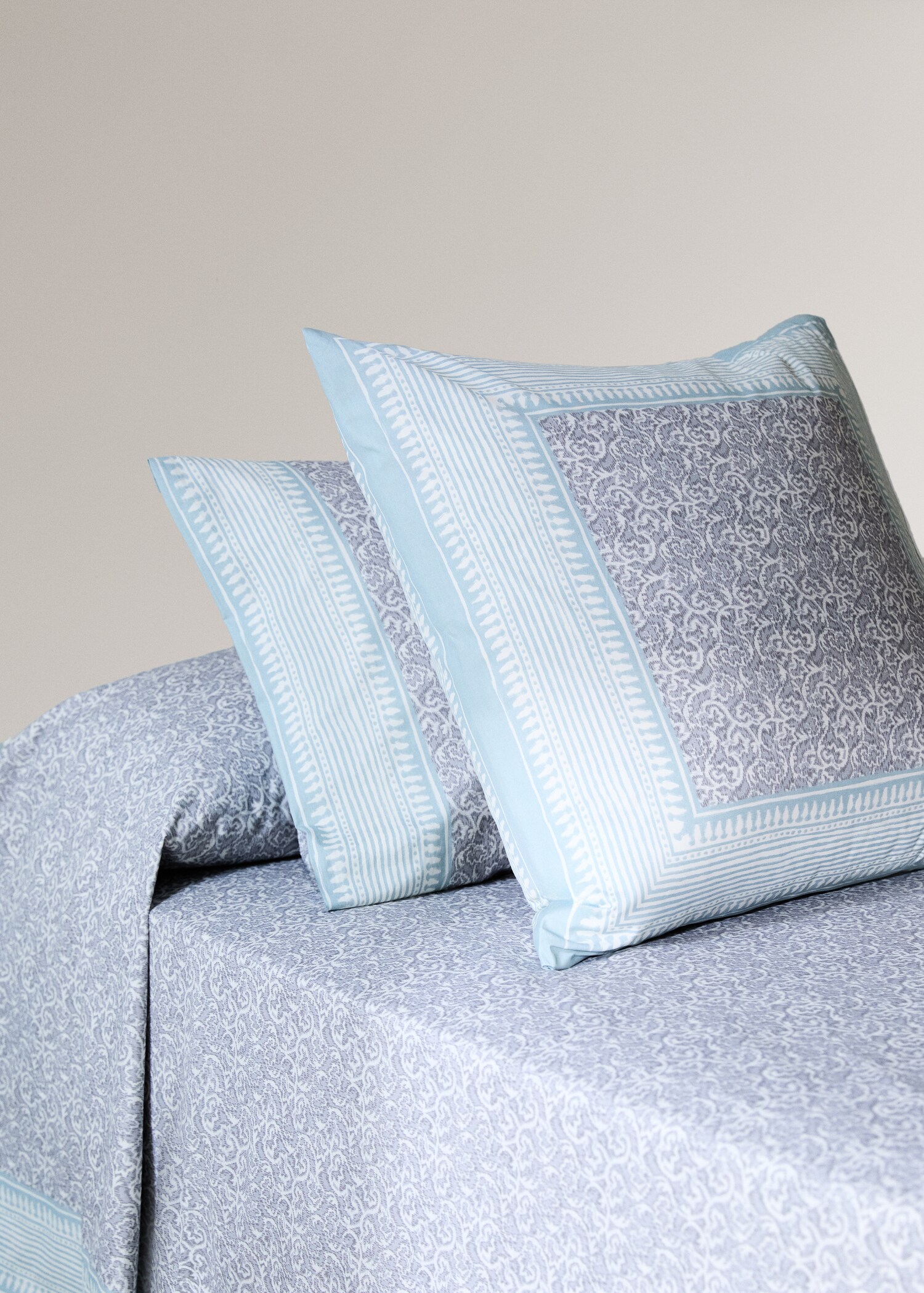 Two cotton percale pillowcases with decorative floral border and striped trim 60x60 cm - General plane