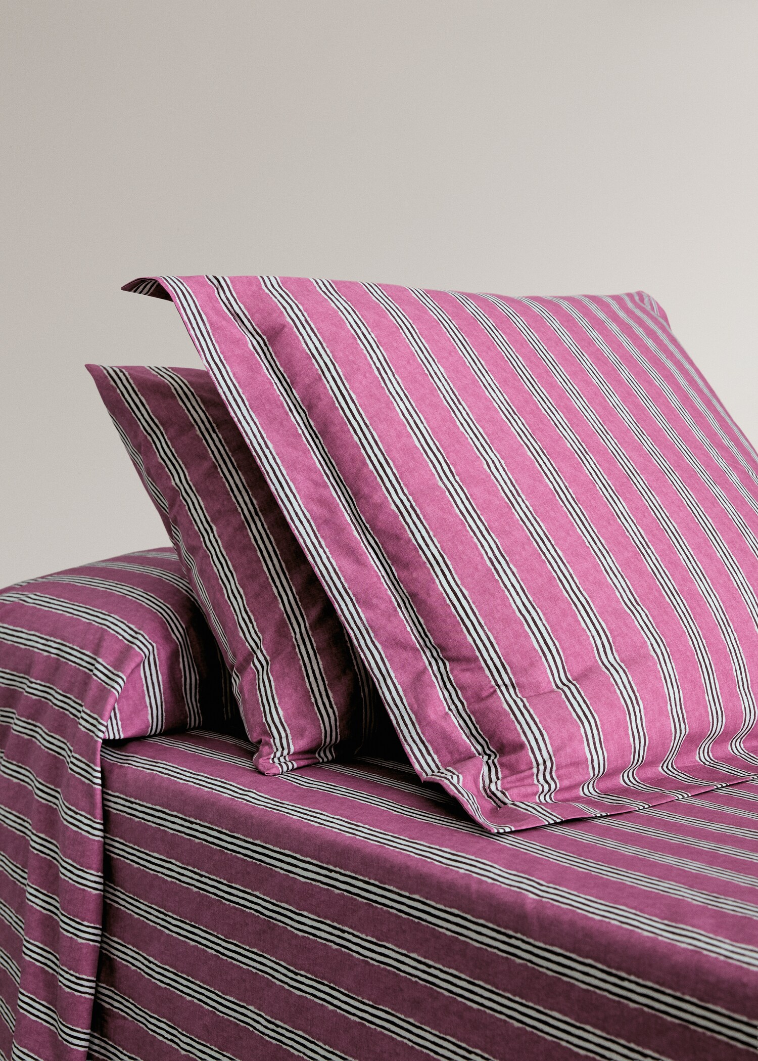 Two tricolour striped percale cotton pillowcases 50x75 cm - General plane