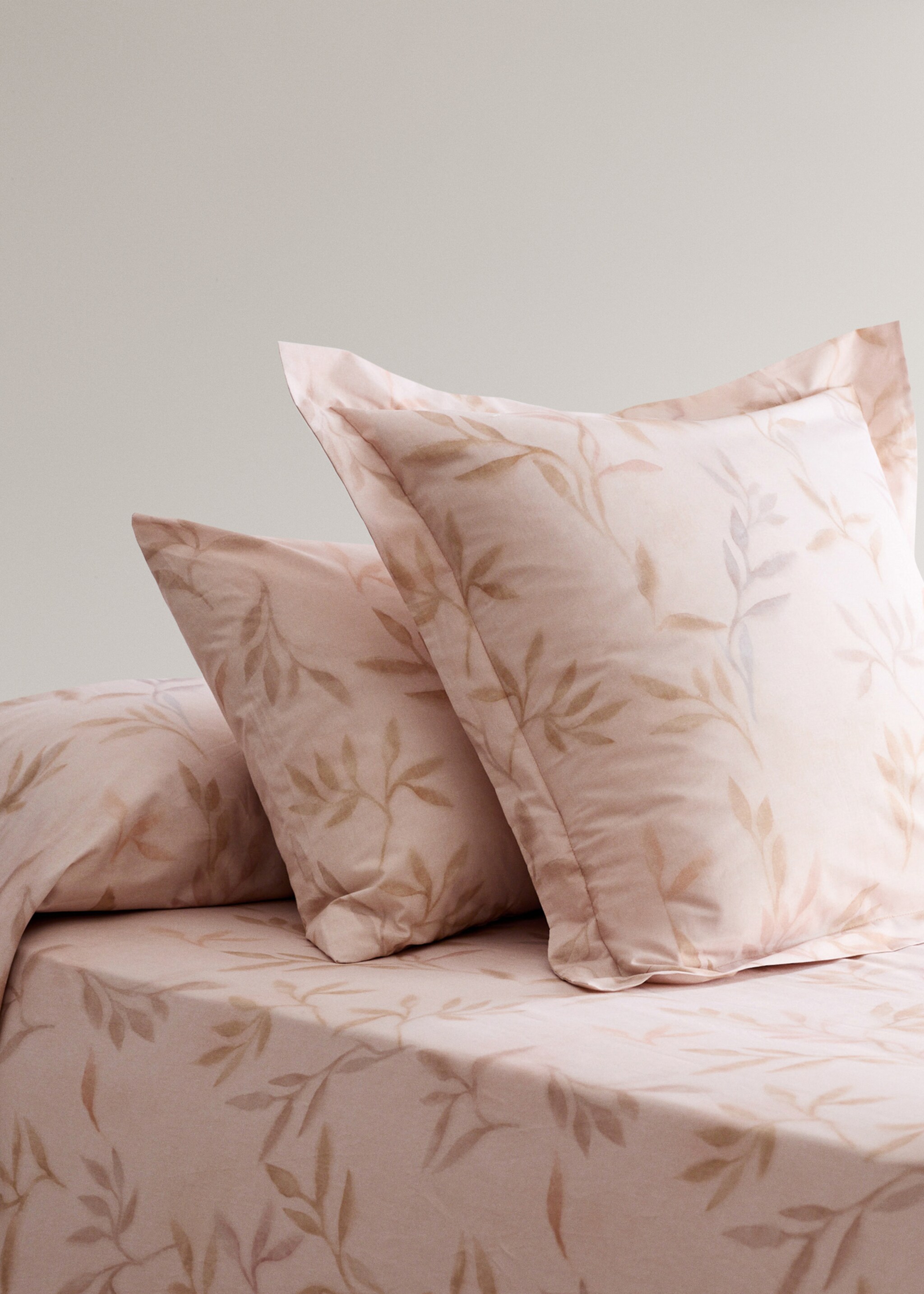 Dues fundes coixí cotó percala estampat fulles 50x75 cm - Pla general, Préssec. Ref: 27012974-00.