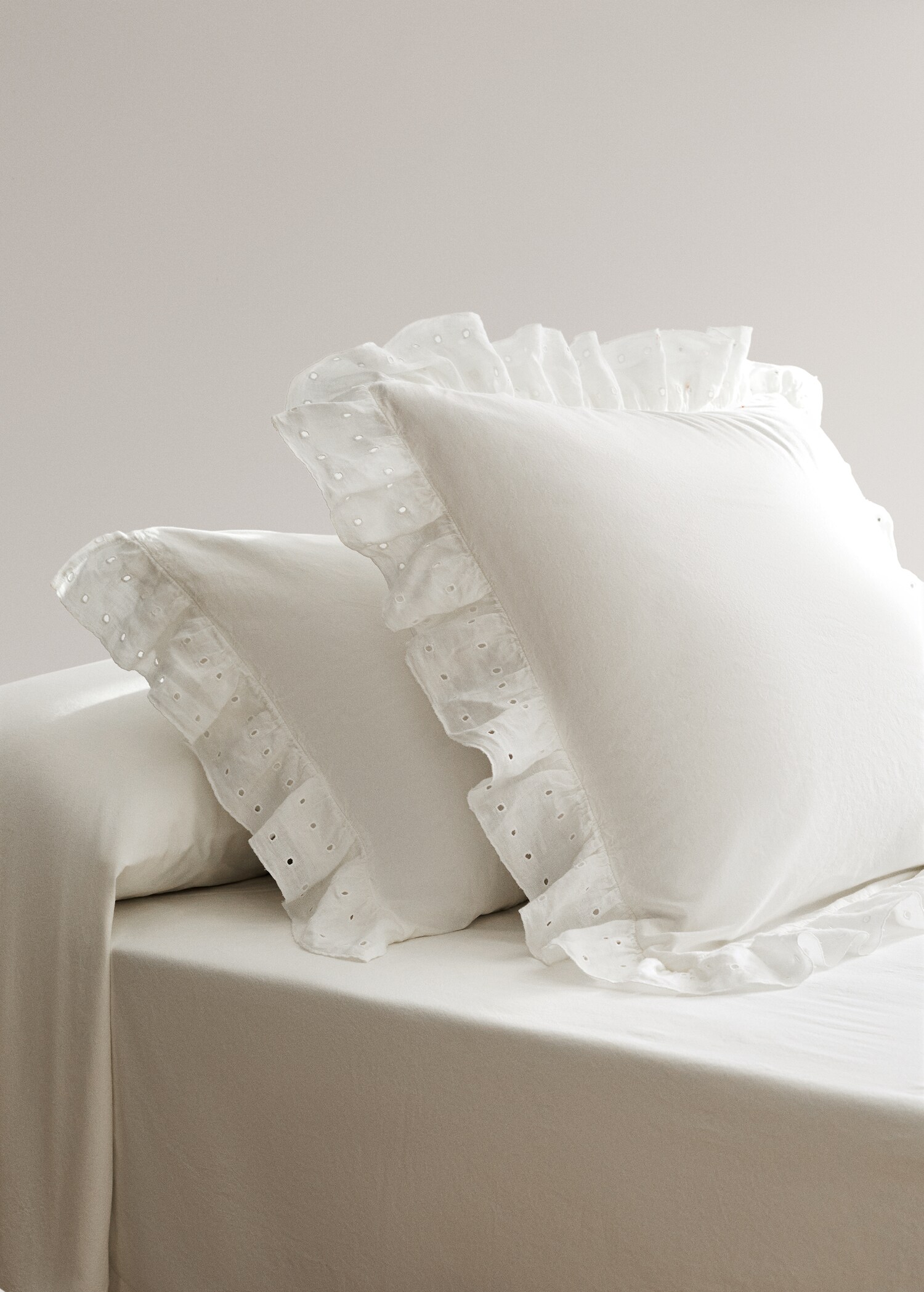 Two cotton garment-dyed pillowcases with linen ruffle 50x75 cm - General plane