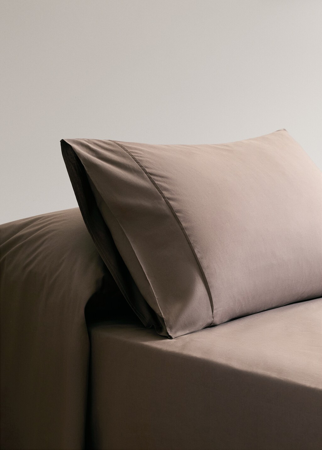 Two 300-thread count cotton percale pillowcases 50x75 cm