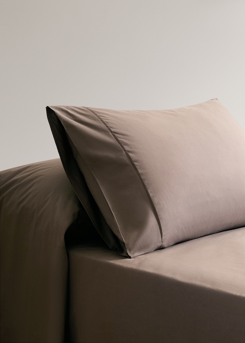 Two 300-thread count cotton percale pillowcases 50x75 cm