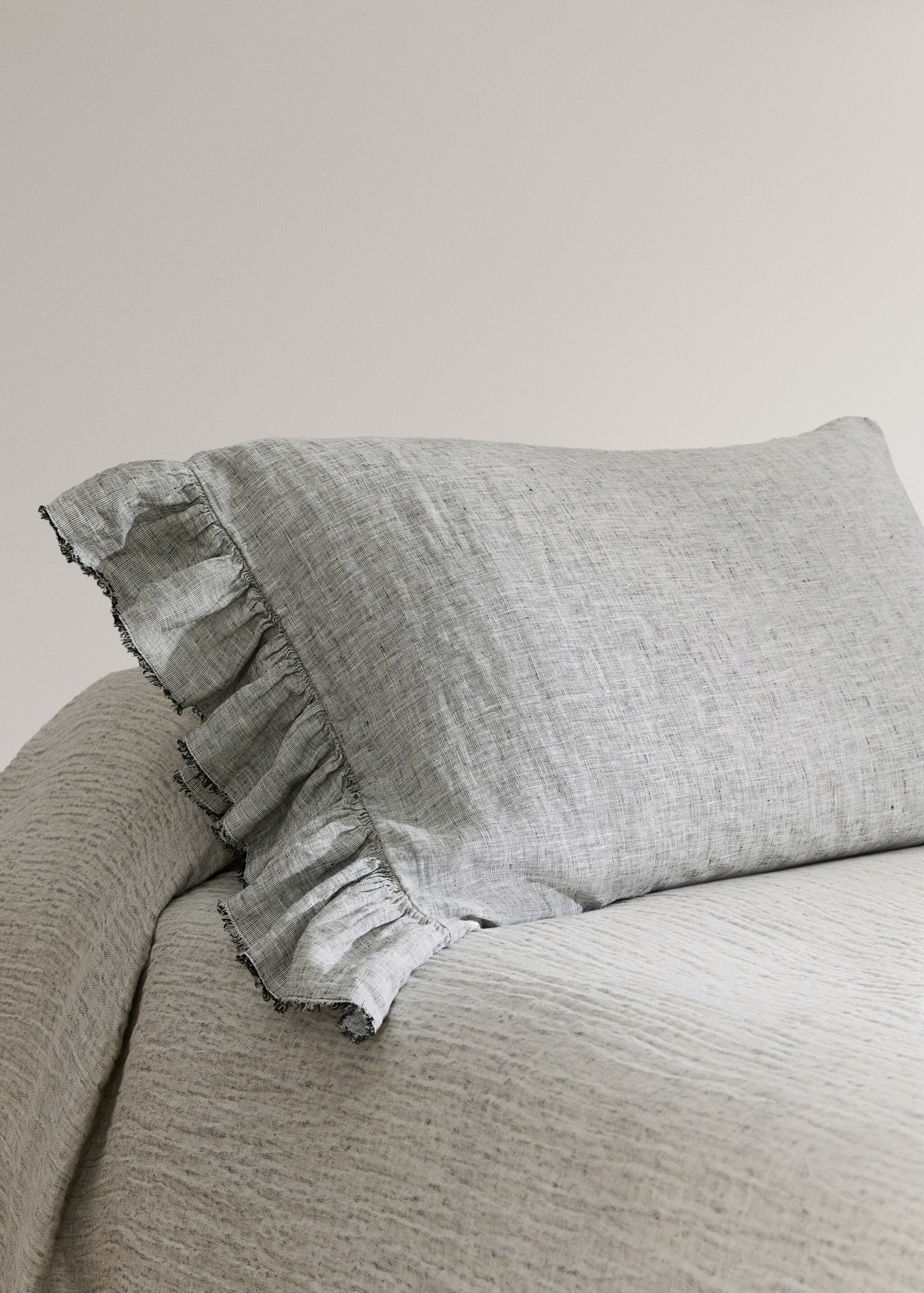 Linen ruffled pillowcase 50x75 cm - General plane, Dark Heather Grey. Ref: 27012988-00.