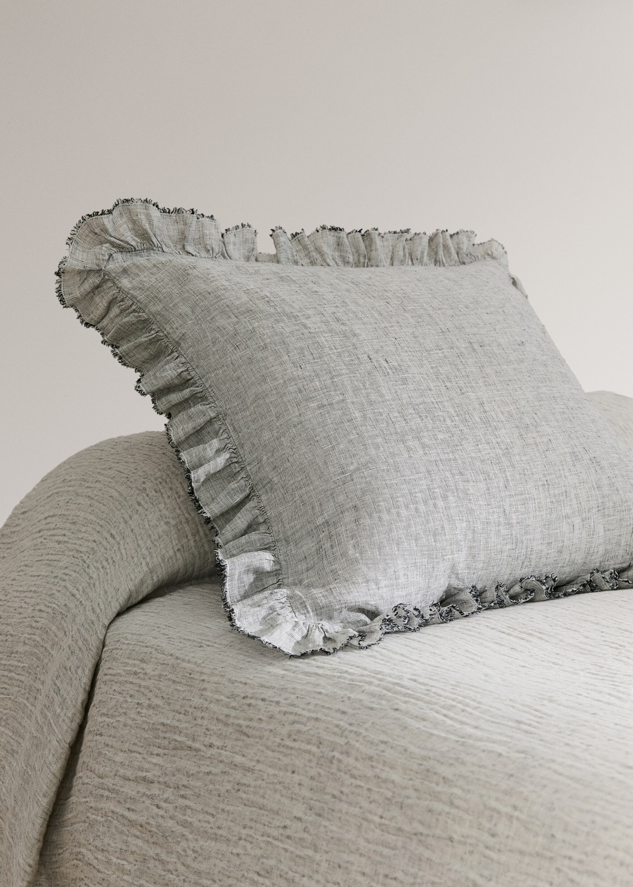 Linen pillowcase with ruffles 60x60 cm - General plane, Dark Heather Grey. Ref: 27012989-00.