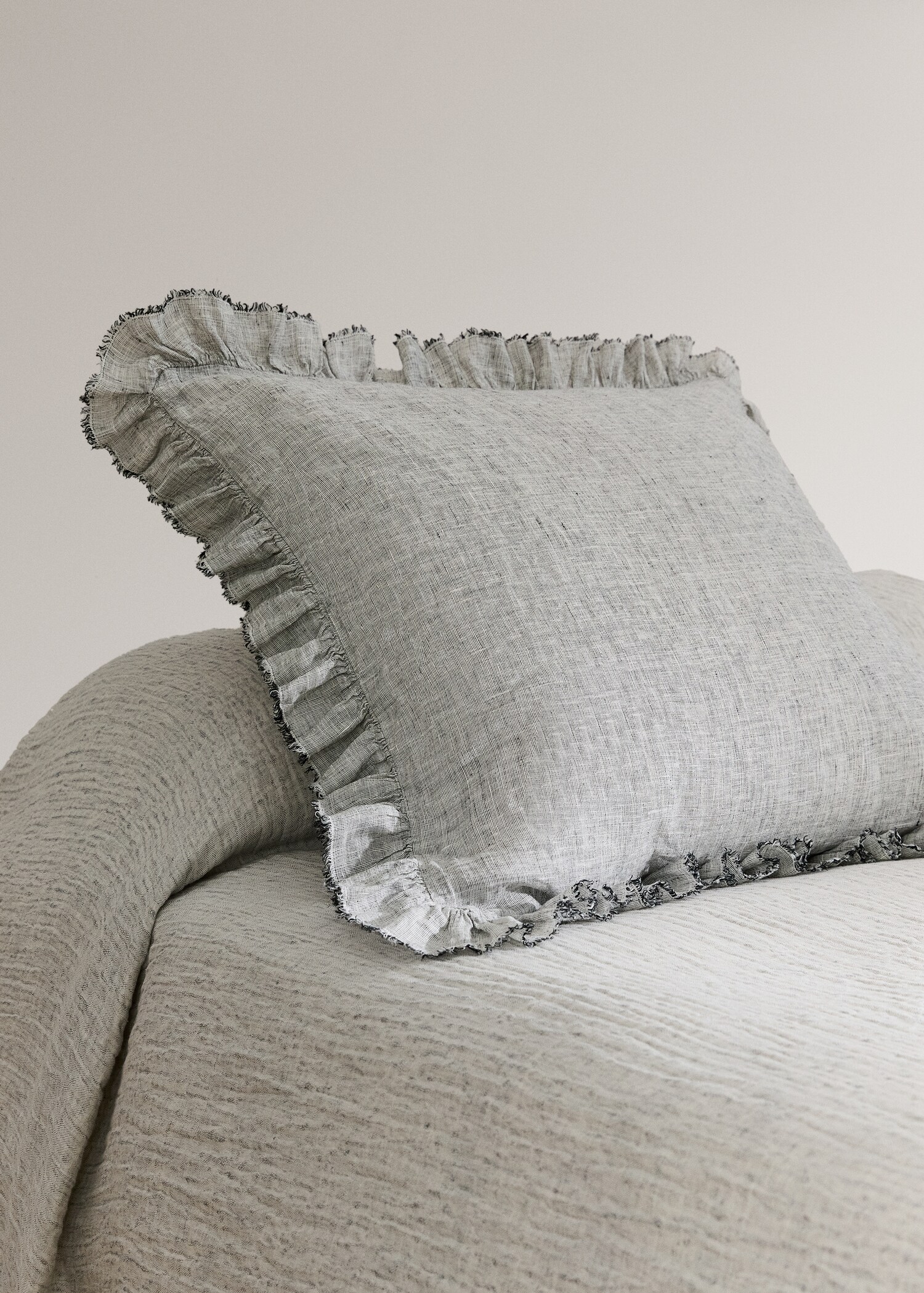 Linen pillowcase with ruffles 60x60 cm - General plane