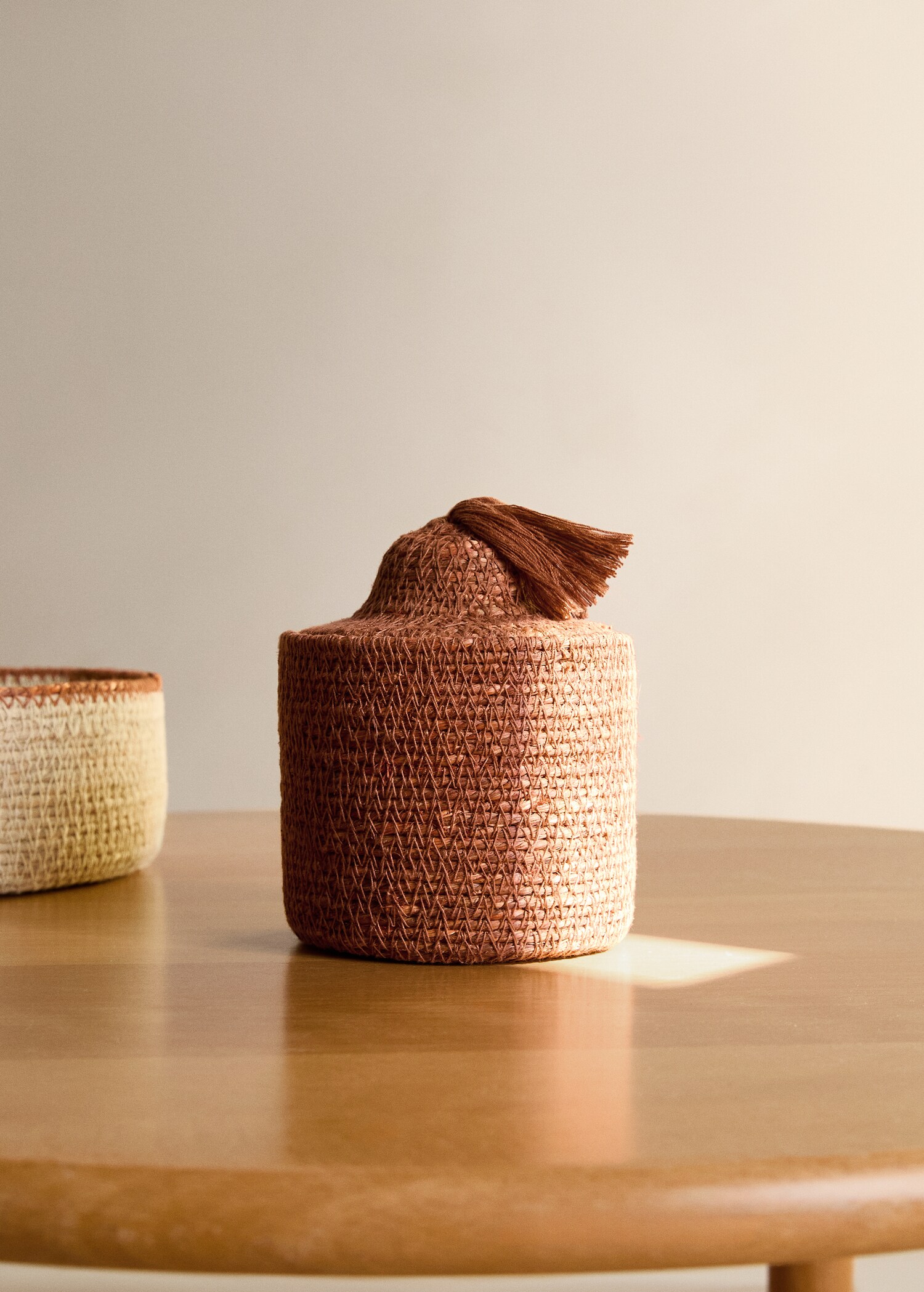 Basket with fringe detail - General plane