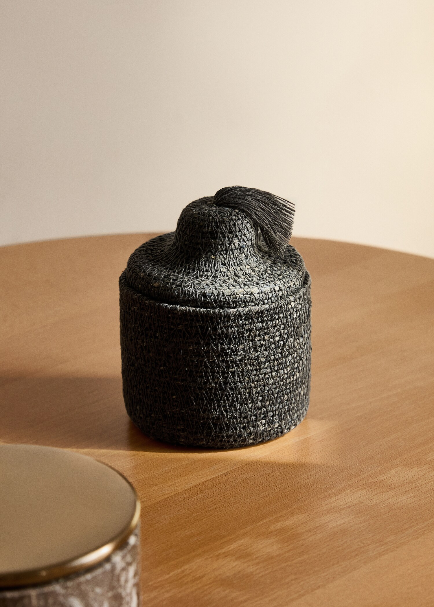 Basket with fringe detail - General plane