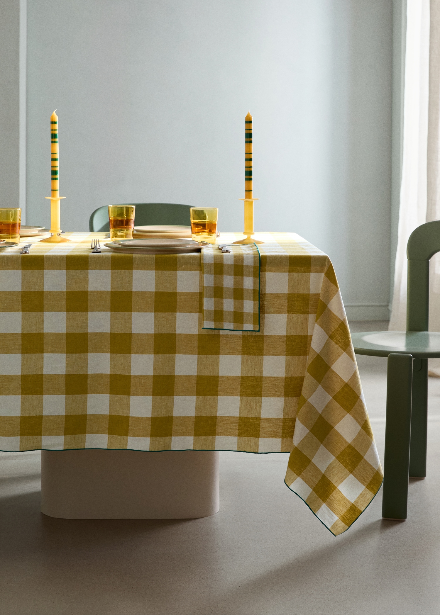 Cotton linen gingham tablecloth for 2 to 4 guests - General plane