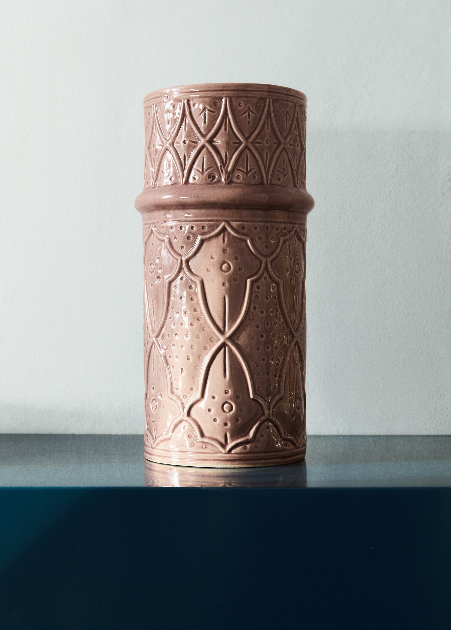 Large embossed stoneware vase - General plane