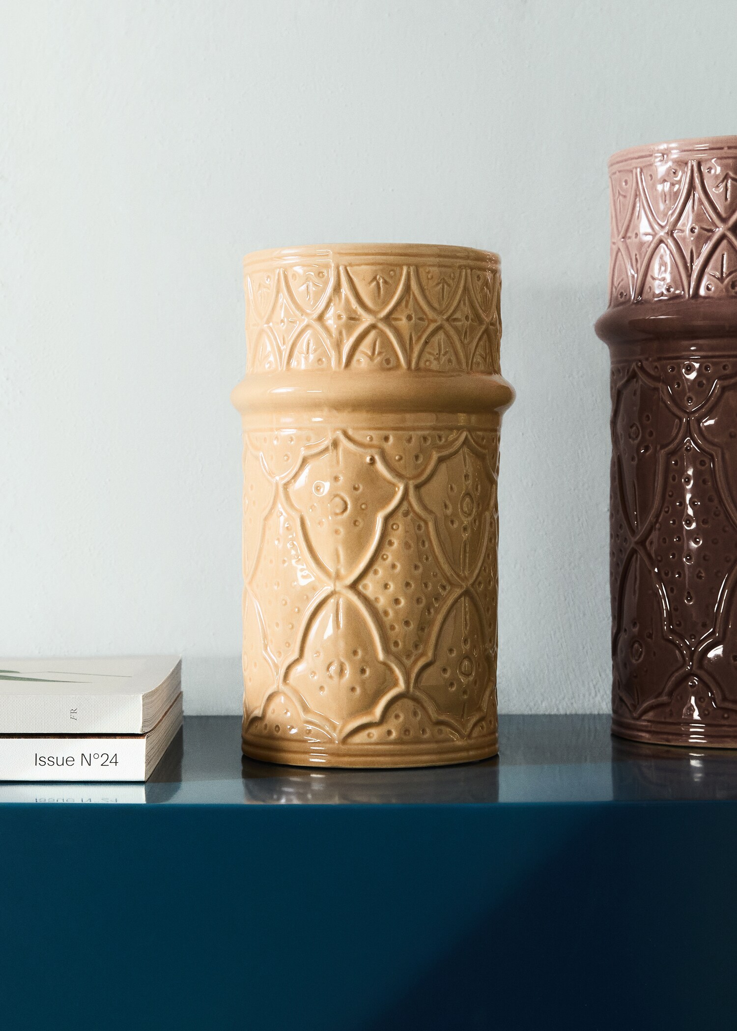 Medium stoneware embossed vase - General plane