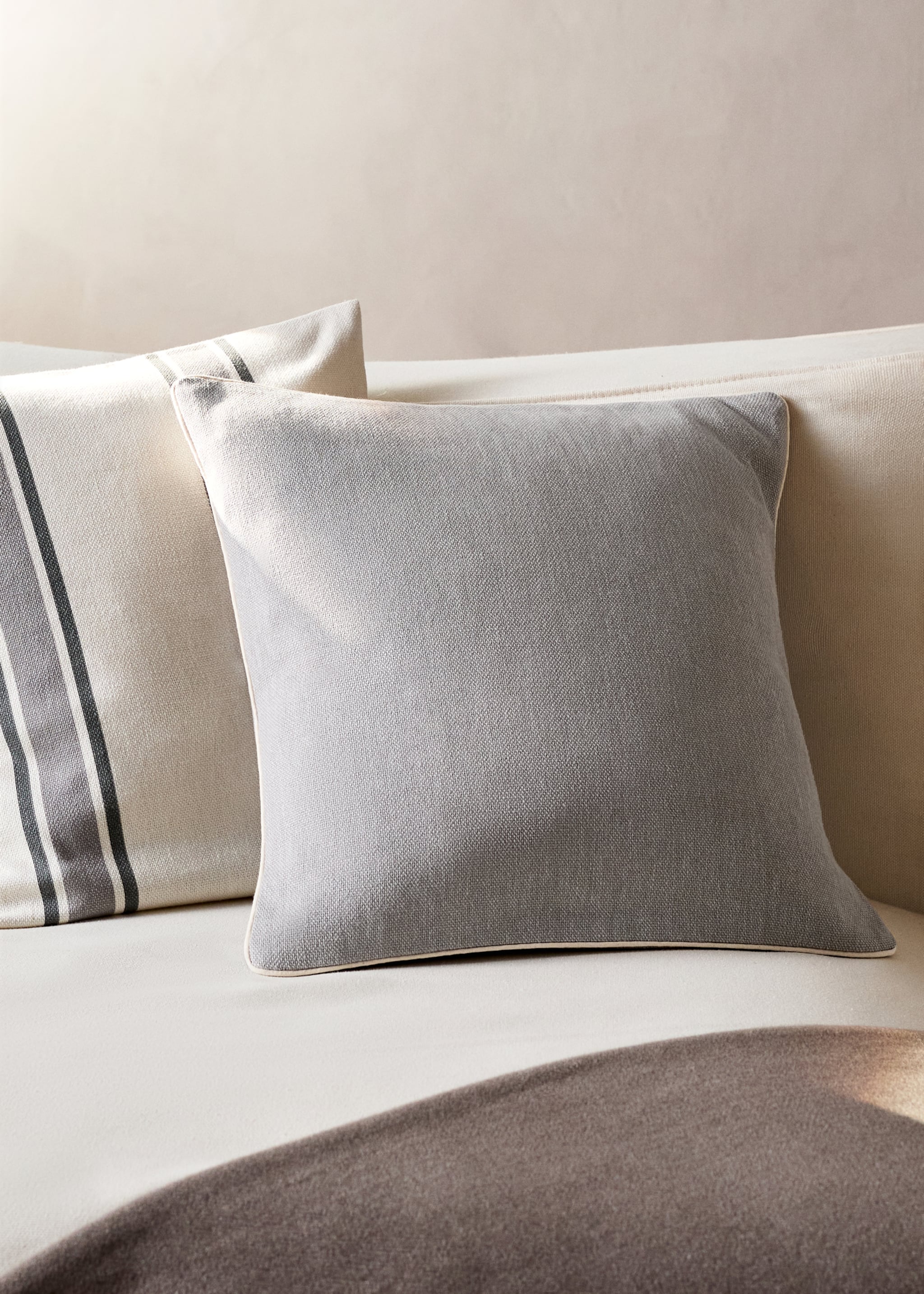 Kussenhoes met biesje 45x45 cm - Overzichtstekening, Grijs. Ref: 27013323-00.