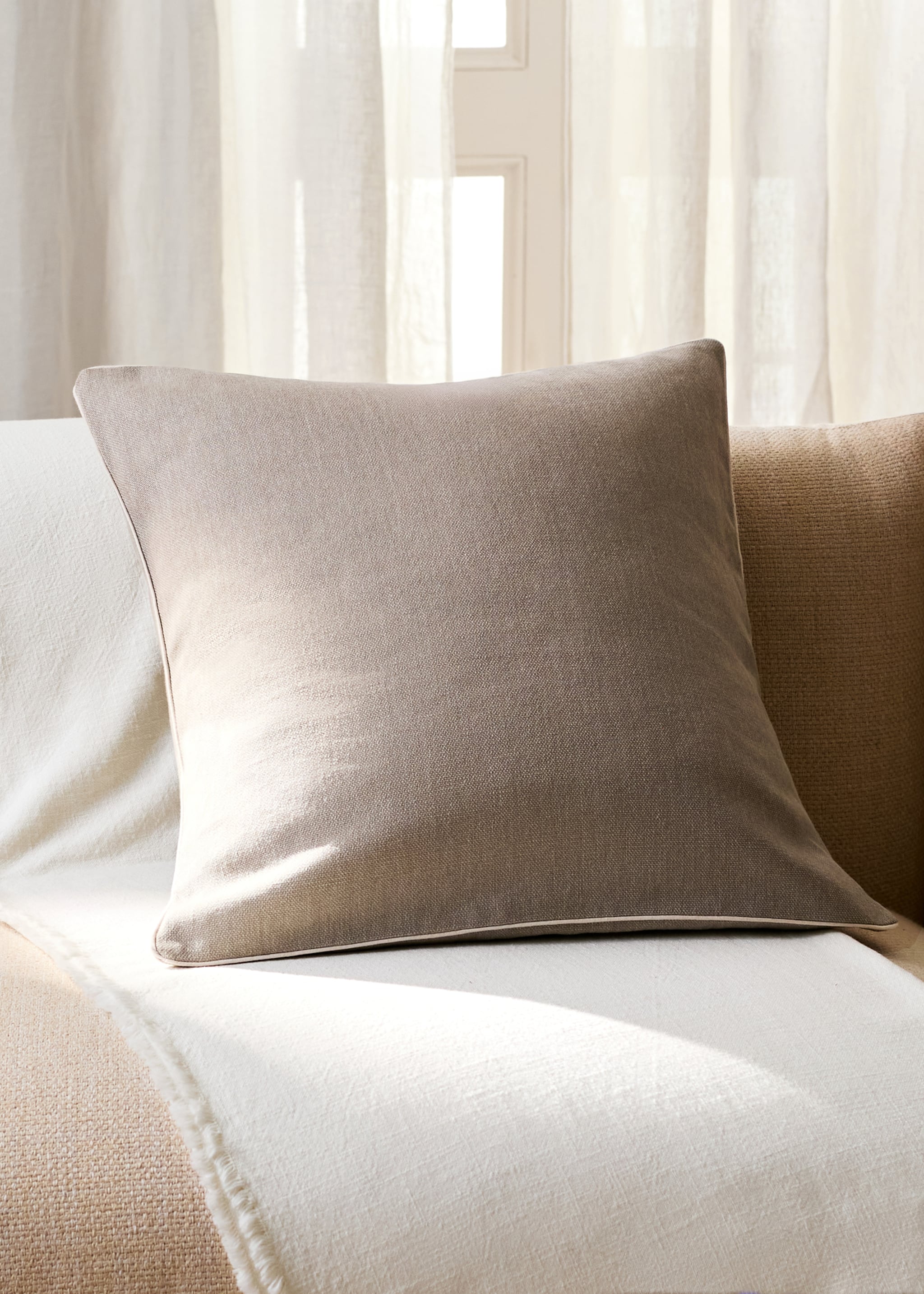 Cotton cushion cover with structure 60x60cm - General plane, Sand. Ref: 27013324-00.