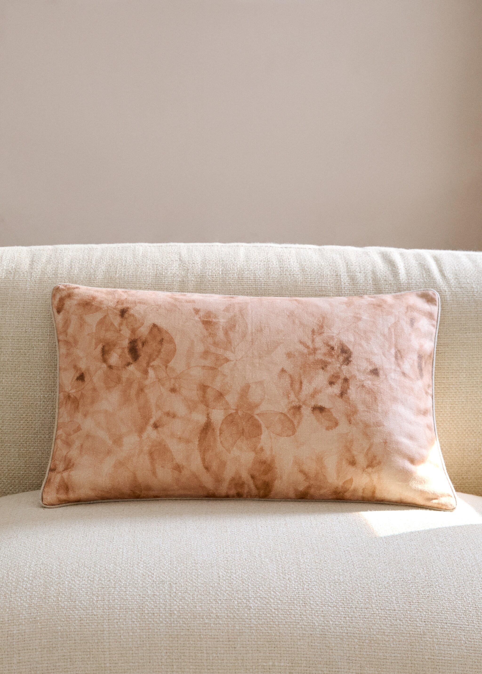 Лляна наволочка на декоративну  подушку з квітковим принтом 40x60 см - Загальний план