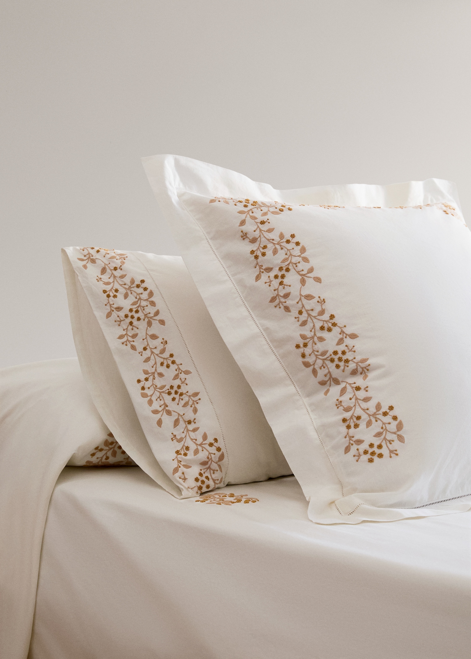 Two cotton percale pillowcases with embroidered flowers 60x60 cm - General plane