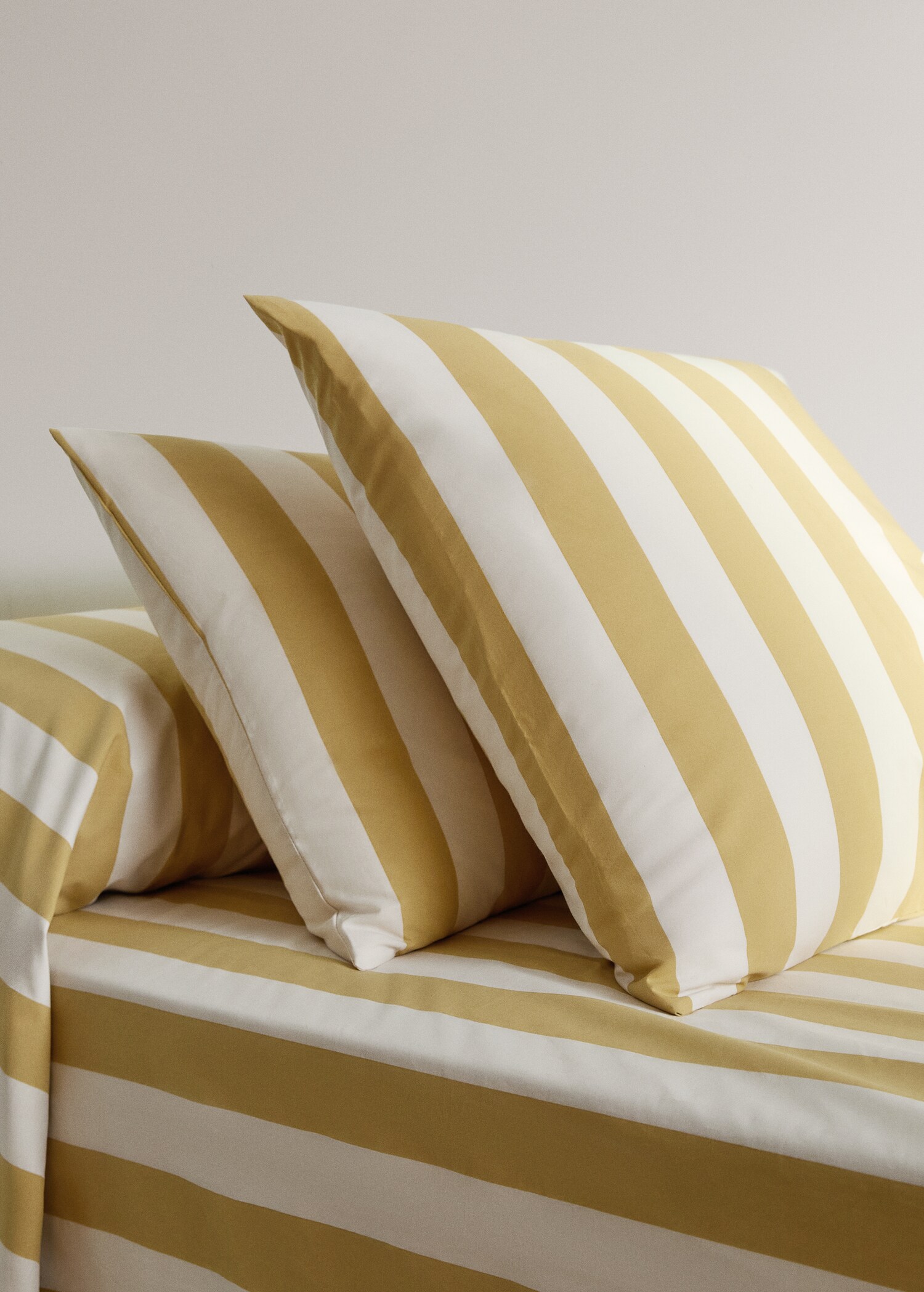 Two 200-thread count percale cotton wide-striped kodak-print pillowcases 50x75 cm - General plane