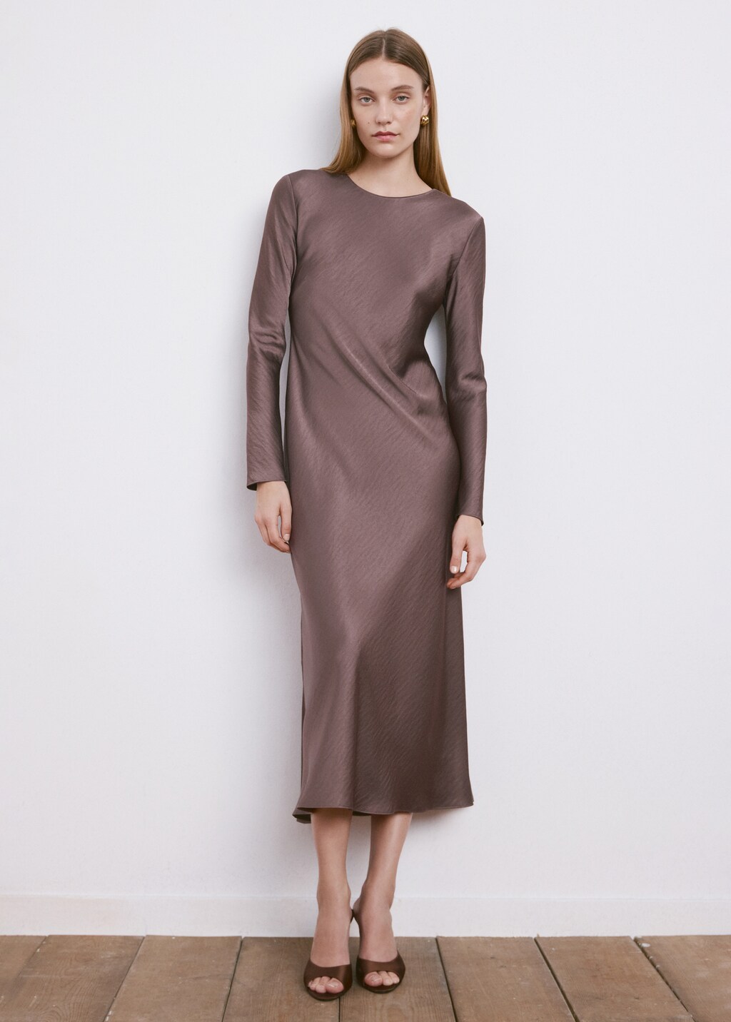 Long satin textured dress - image 2