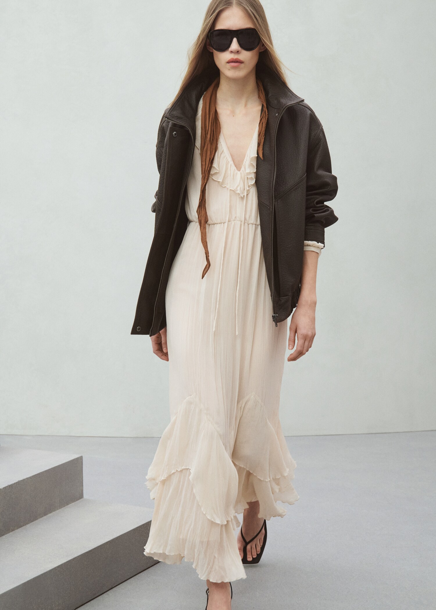 Long ruffled dress - General plane