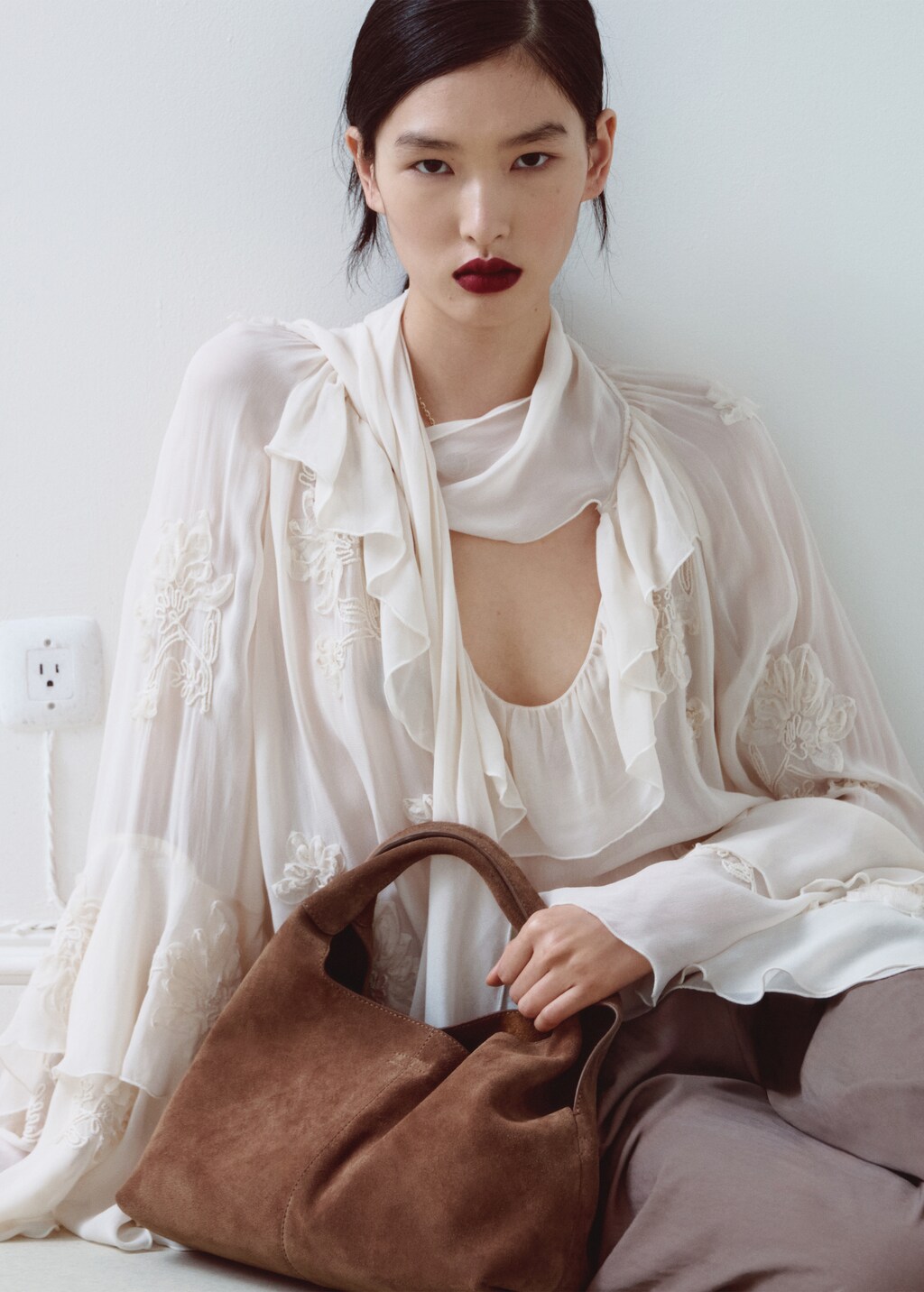 Kontrast dikişli süet omuz çantası - Kadın | MANGO Türkiye