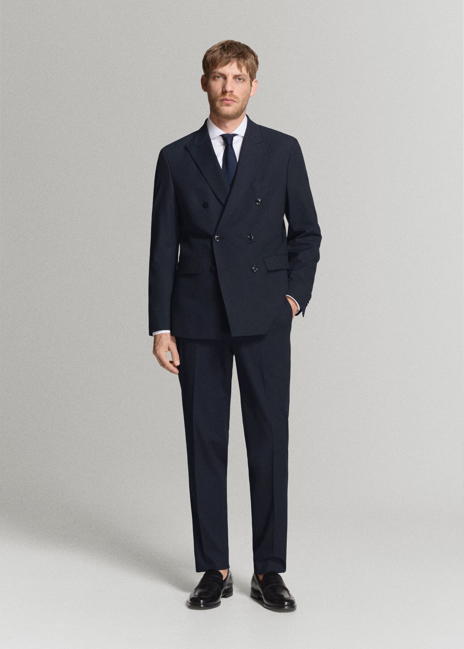 بنطال بدلة بتفصيلة نحيفة على طراز موناكو - رؤية عامة