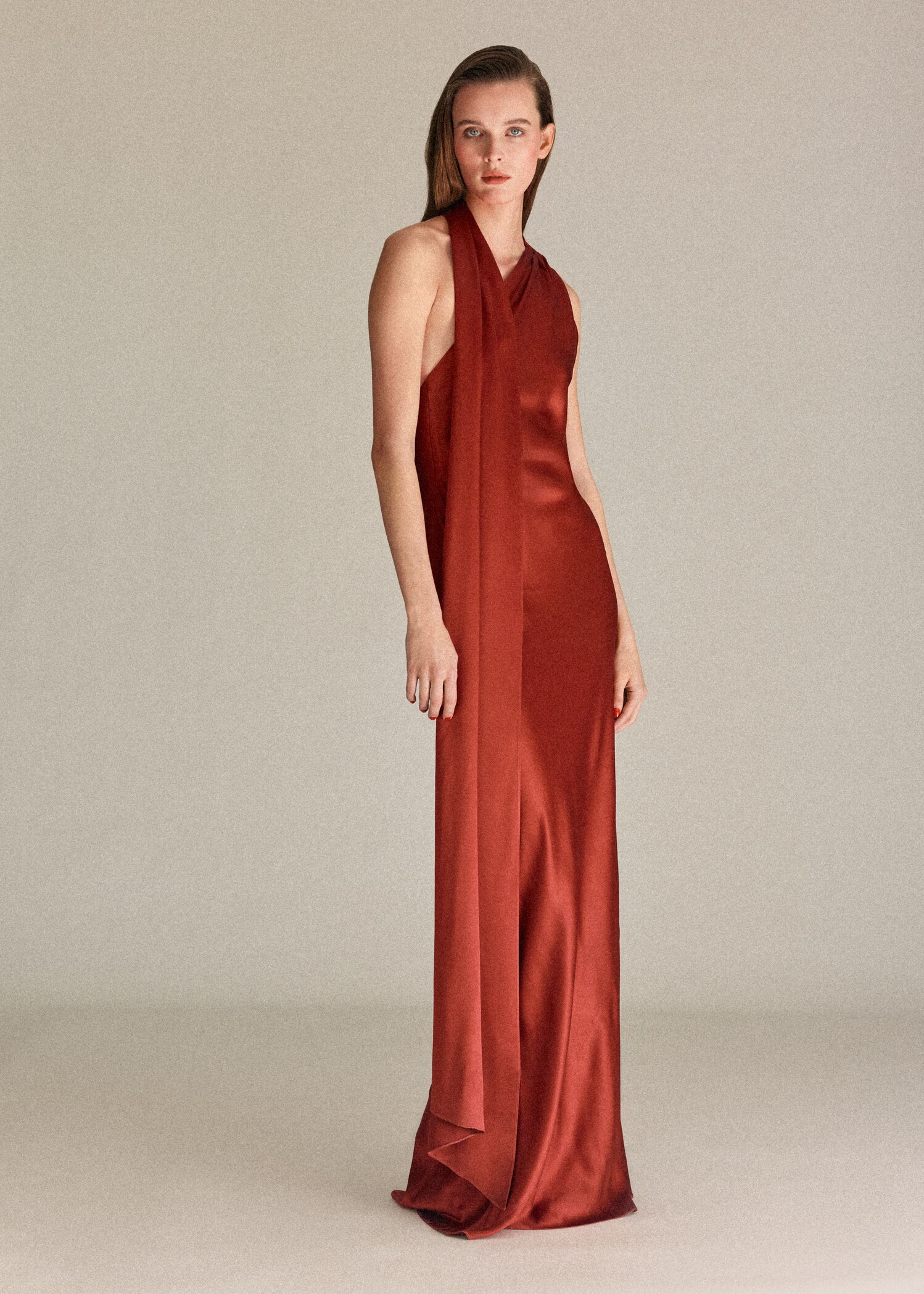 Asymmetrical bow-neck dress - General plane