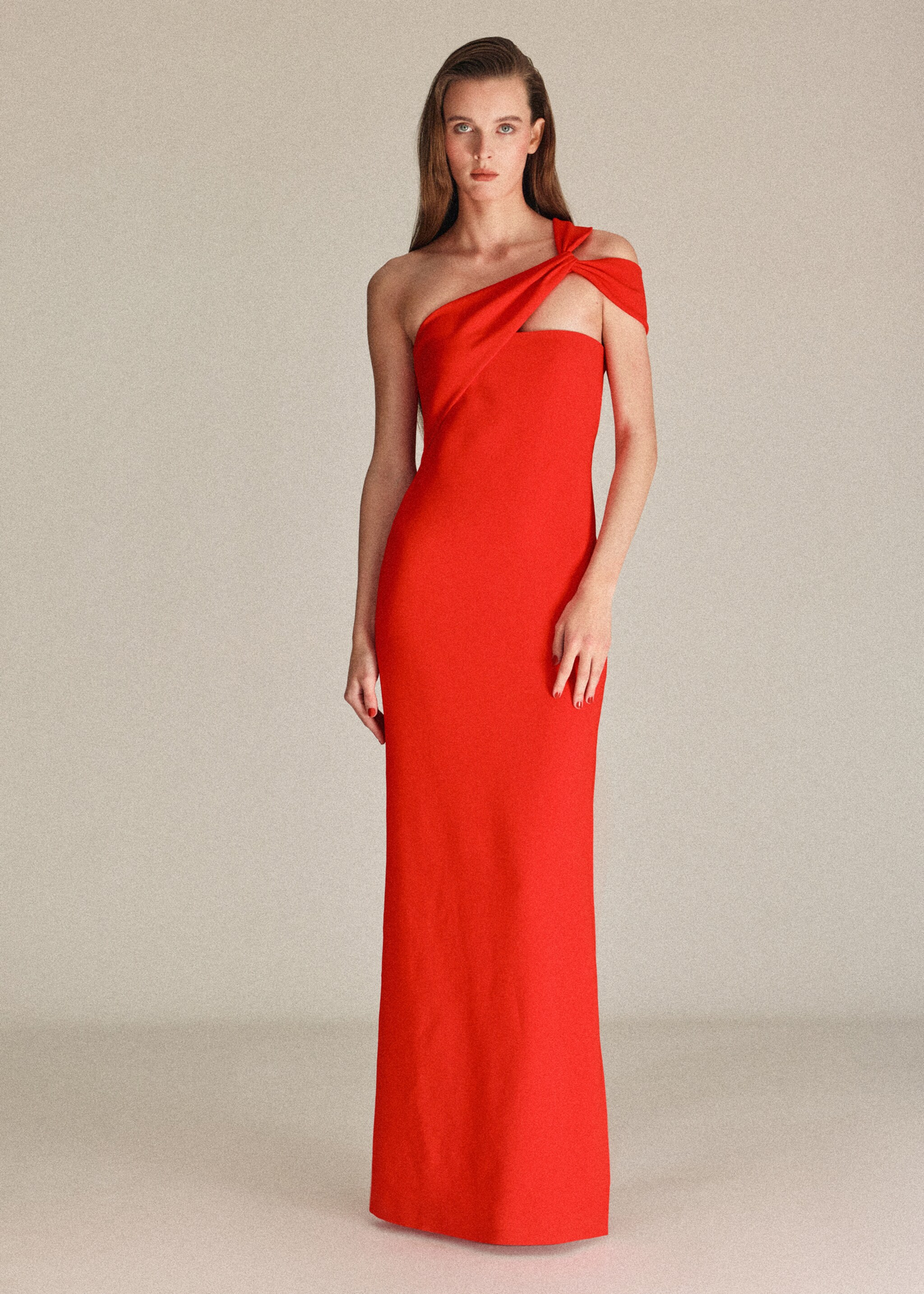 Long dress with an asymmetric neckline - General plane, Red. Ref: 27016003-00.