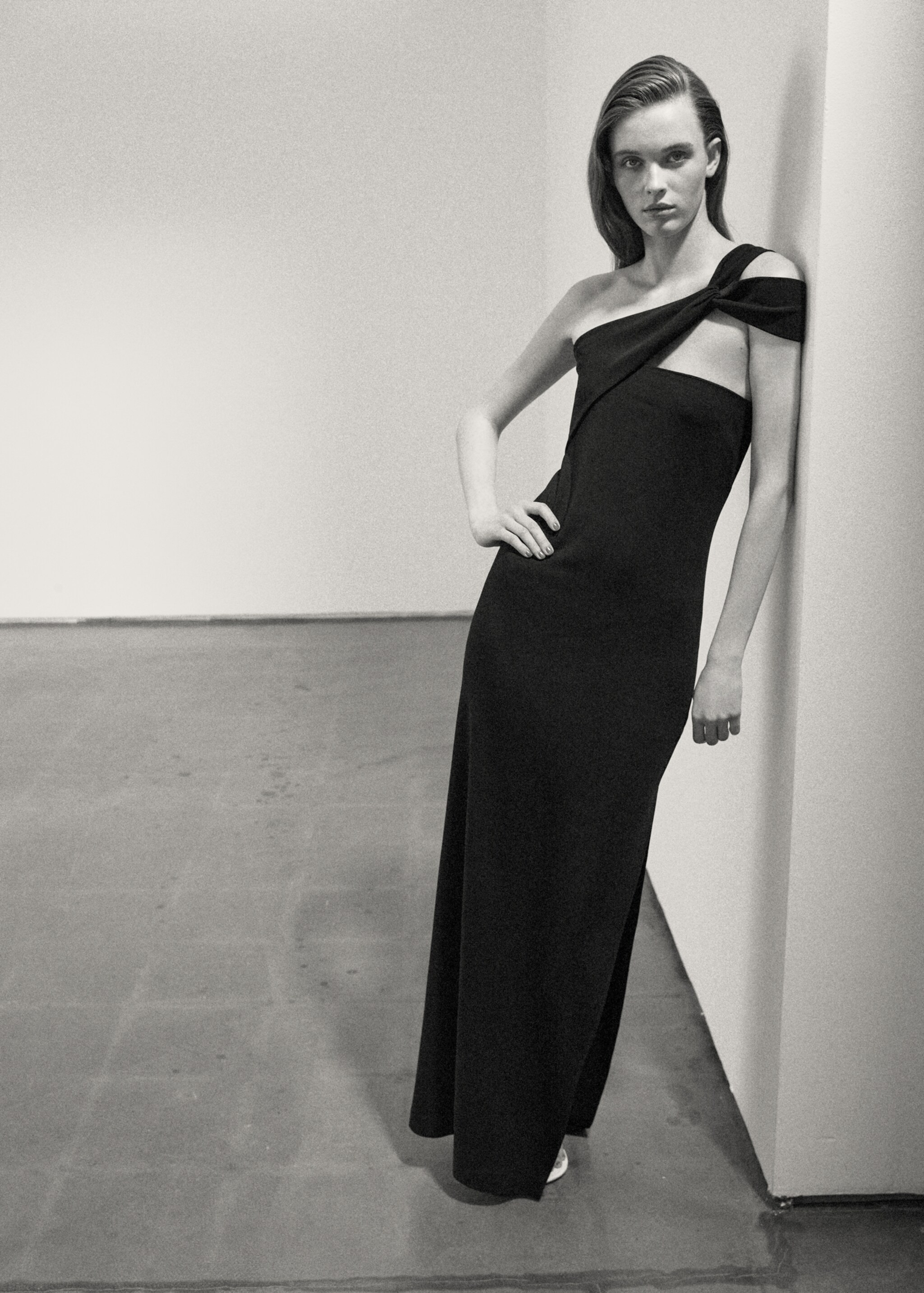 Long dress with an asymmetric neckline - General plane, Black. Ref: 27016003-00.