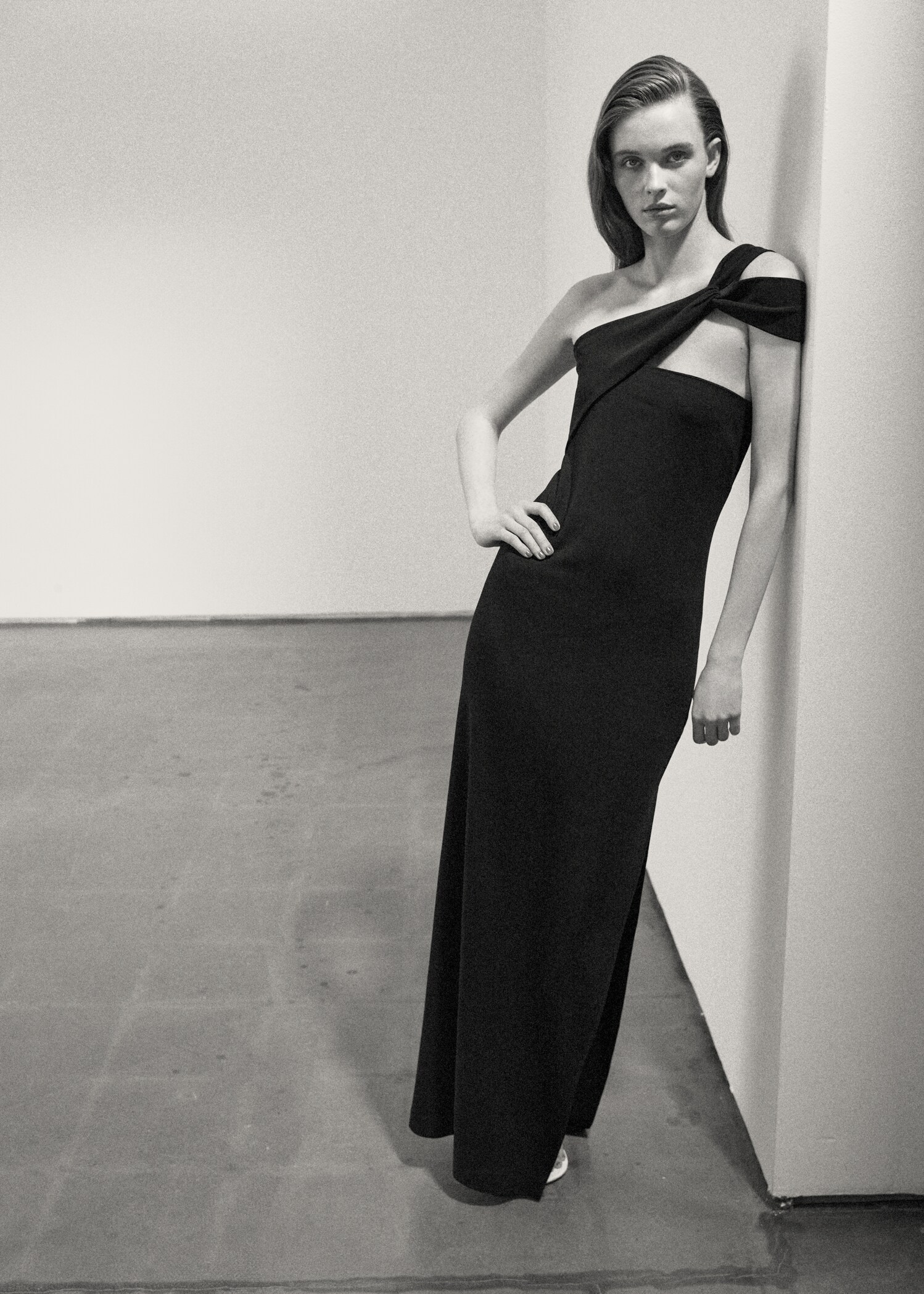 Long dress with an asymmetric neckline - General plane